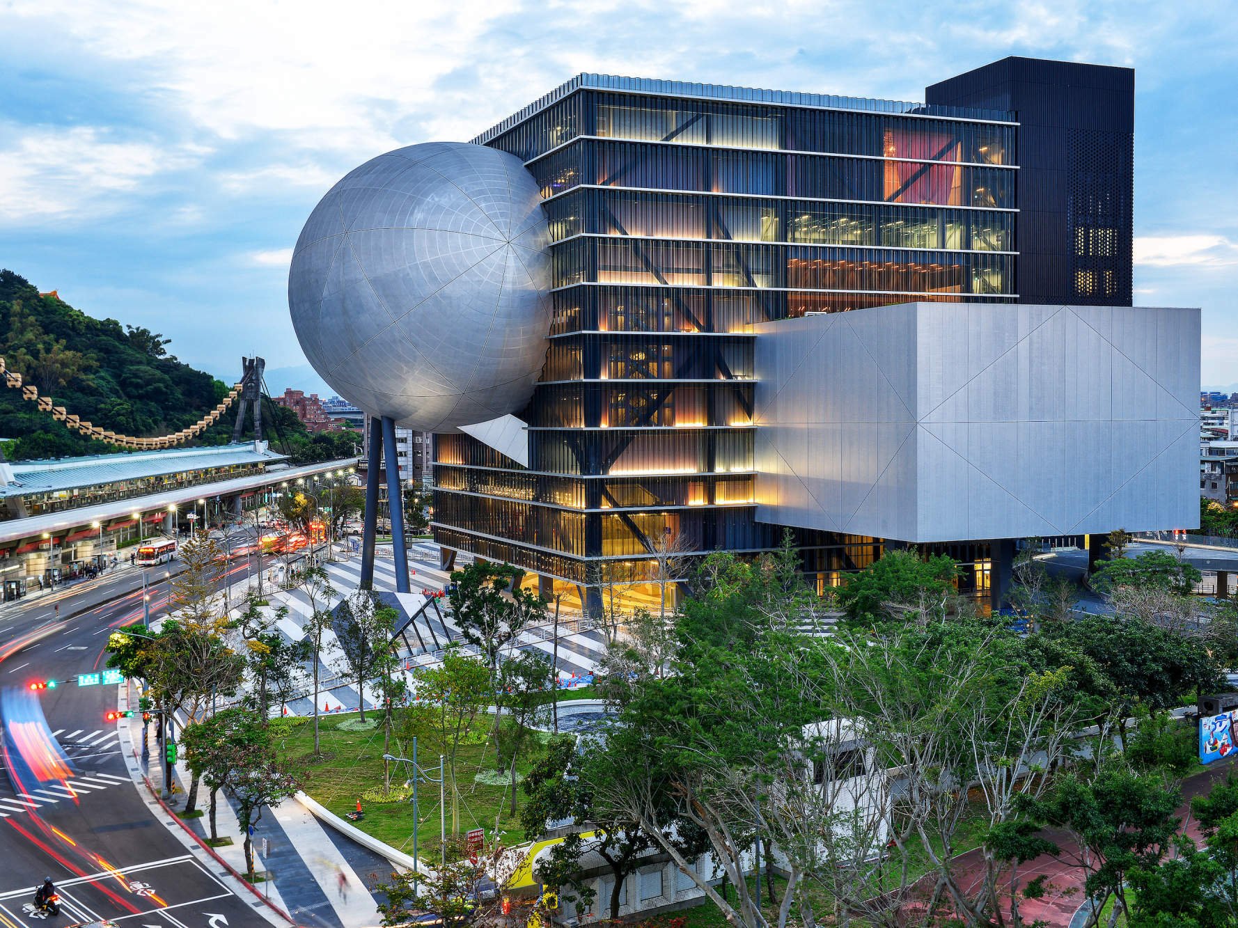 In Taipeh haben OMA das Taipei Performing Arts Center fertiggestellt.