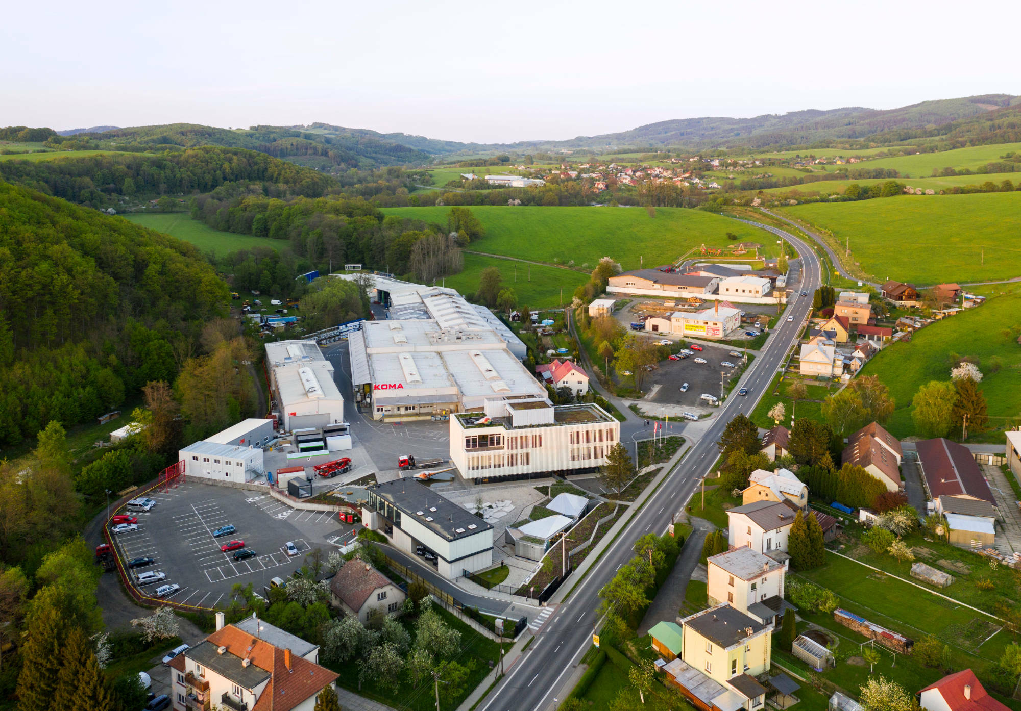 Der Firmencampus befindet sich an einer Landstraße in Sichtweite der Kleinstadt Vizovice, nur wenige Kilometer entfernt von Zlín.