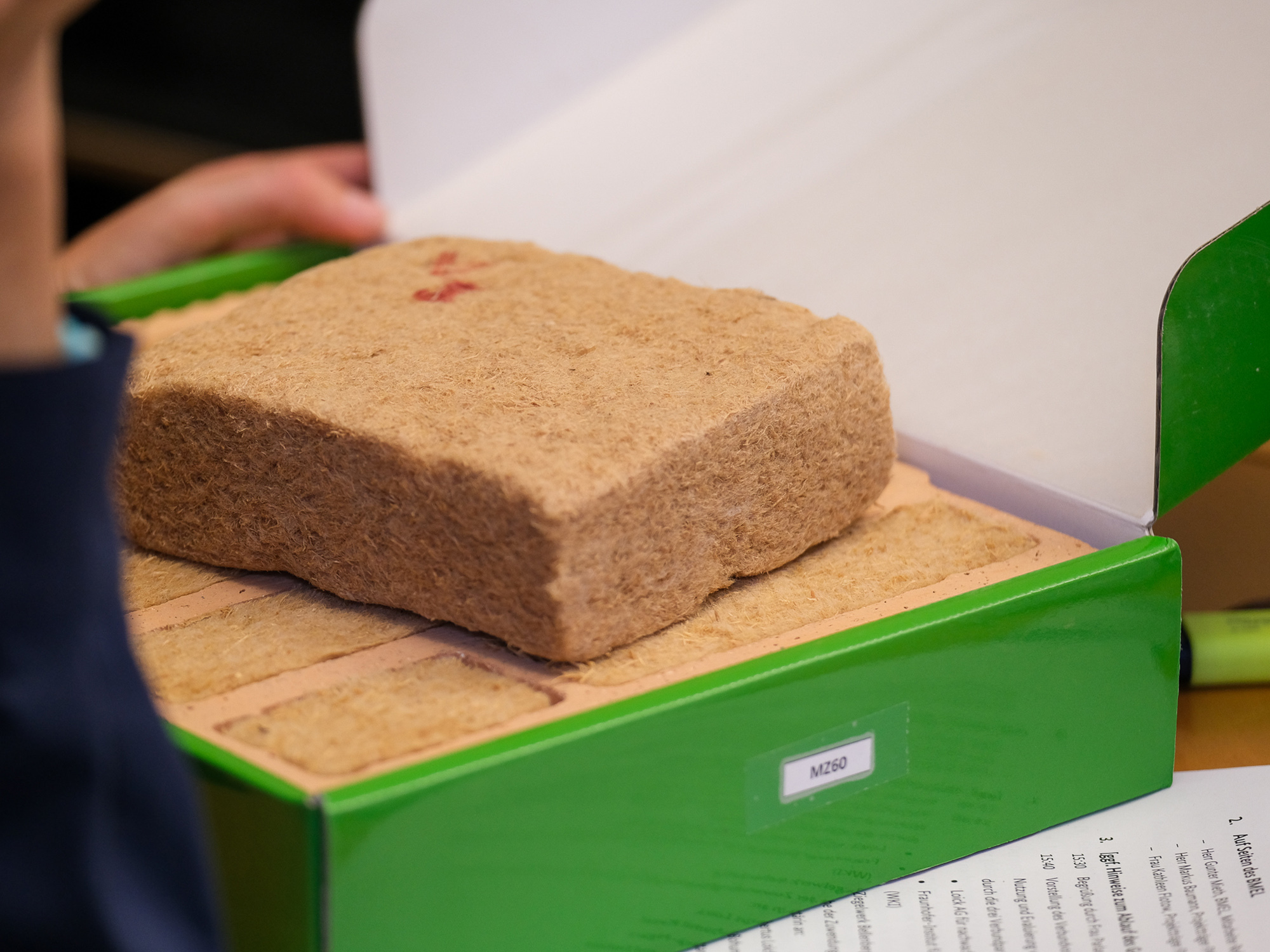 Die für Ziegeldämmung vorgesehenen Holzfasermatten aus Buchenholz wurden bisher im Labormaßstab getestet. Jetzt sollen sie in einer Pilotanlage gefertigt werden.