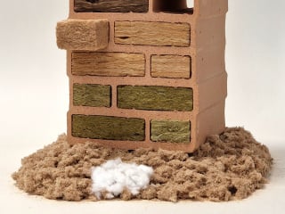 Geht es nach den Forschenden Fraunhofer-Instituts für Holzforschung werden künftig Buchenholzfasern als Ziegeldämmstoff zum Einsatz kommen.