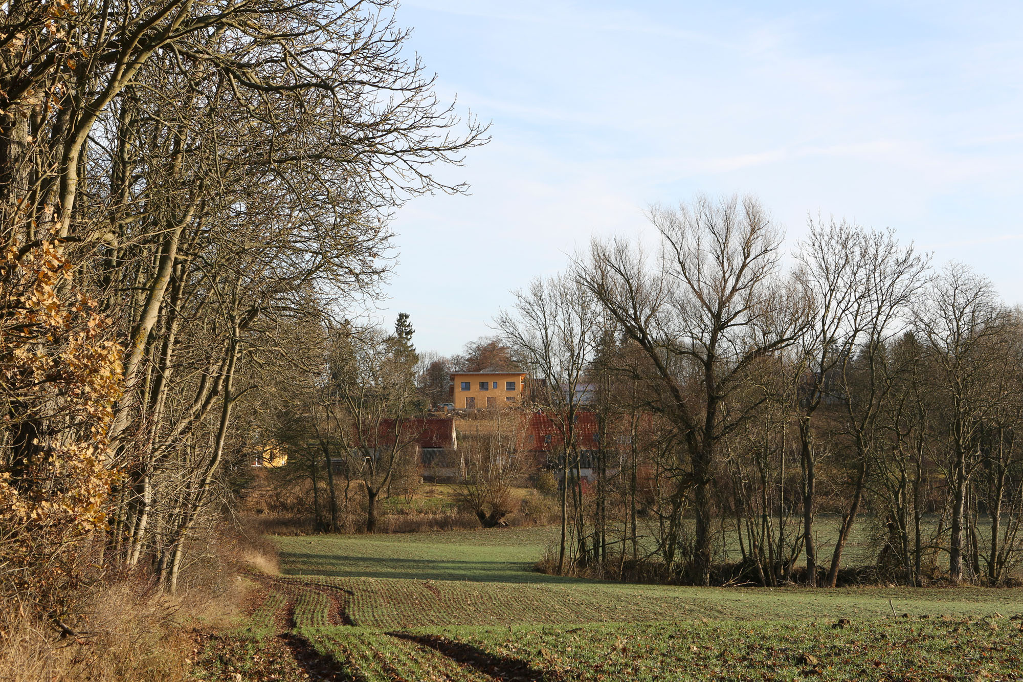 Die zweigeschossige Südwestfront lässt einen freien Blick über den abfallenden Hügel hinweg zu.