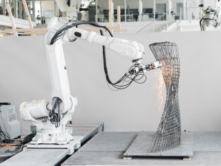 Die Bewehrungskörbe entstehen dank der Mesh-Technologie in einem digitalisierten und automatisierten Vorfertigungsprozess.