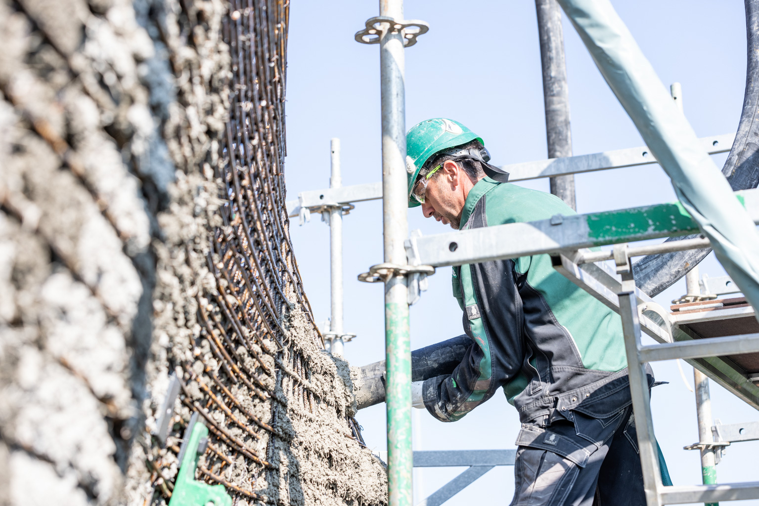 Auf der Baustelle werden die Bewehrungskörbe mit einer speziellen Betonrezeptur von Sika befüllt, eine zusätzliche Schalung ist nicht nötig.
