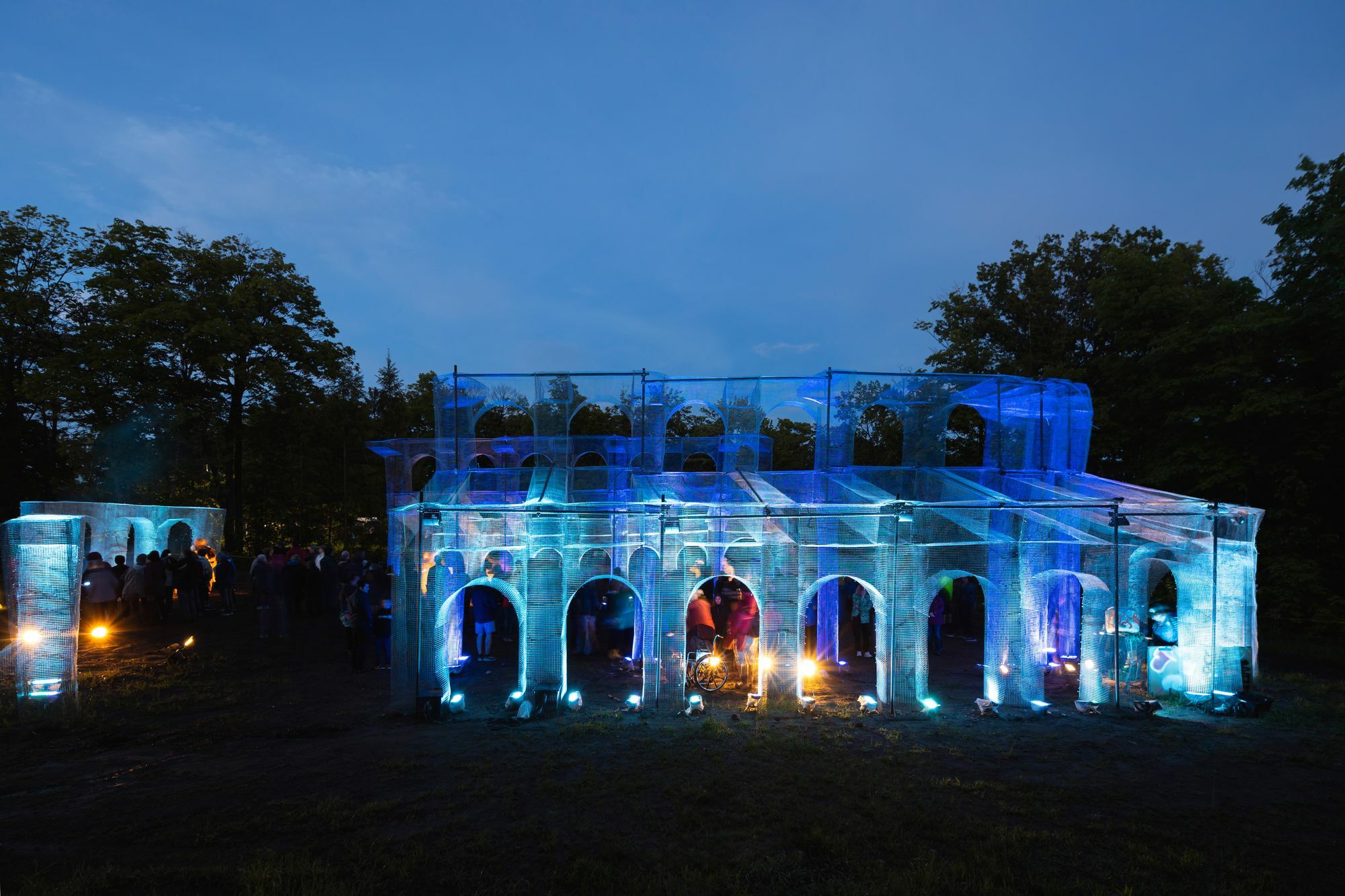 Die Illumination in verschiedenen Farben unterstrich die künstlerische Atmosphäre.