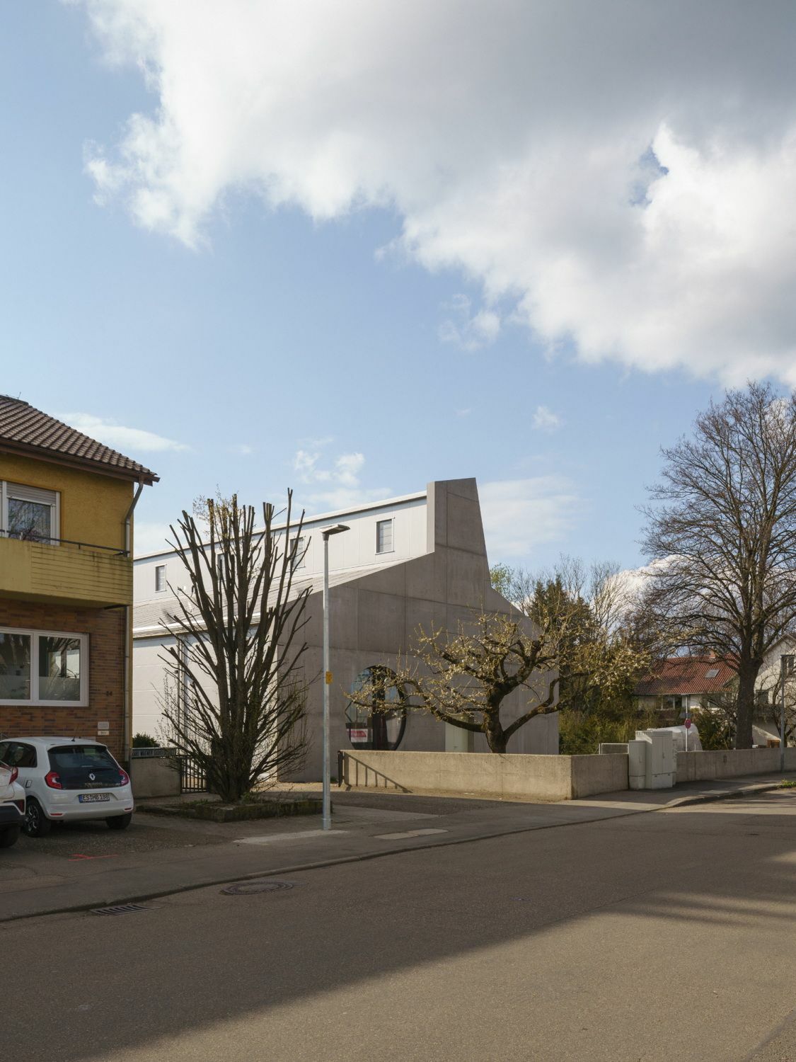 Entworfen wurde der Industriebau von den ortsansässigen mehr*architekten. Die Kubatur nimmt Anleihen an der umliegenden Bebauung.