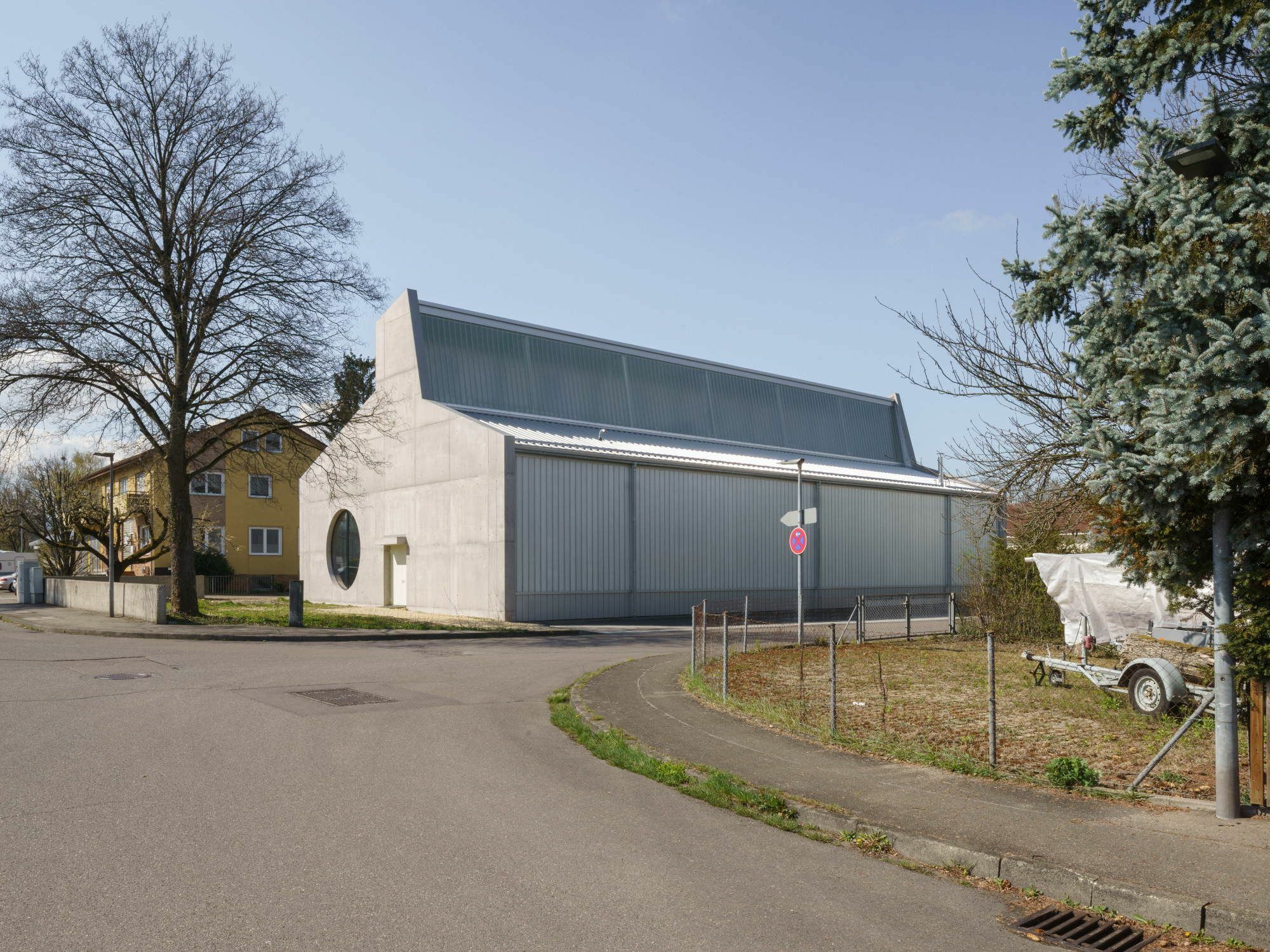 Die Brauereihalle schließt ein bebautes Grundstück im Norden zur Faberstraße ab.