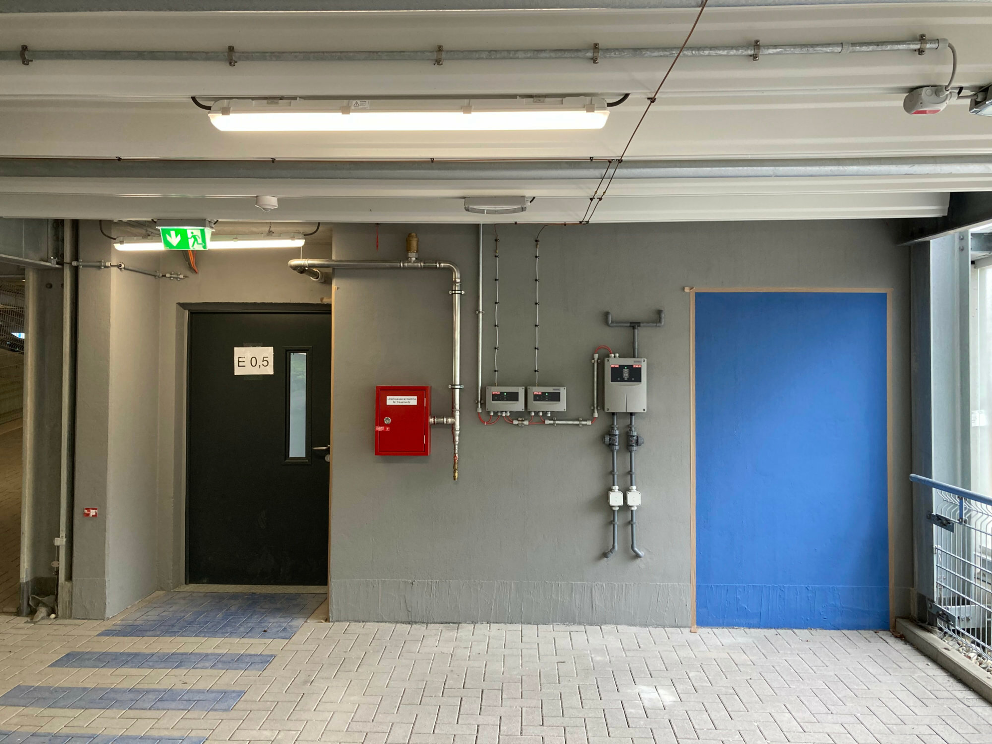 Wandmontage des linienförmigen Wärmemelders Hekatron ADW 535