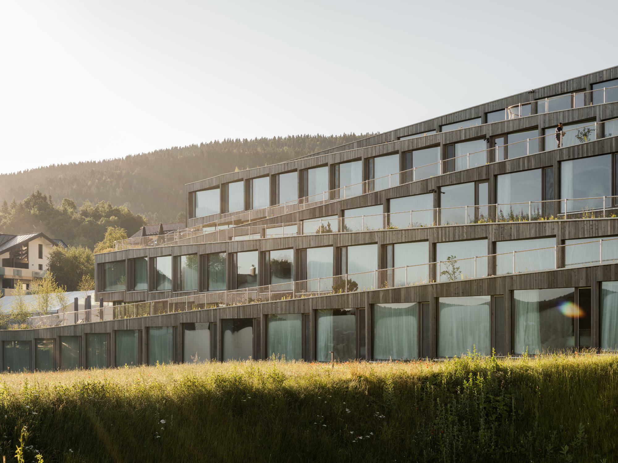 Ausgehend von der typischen Hoteltypologie mit gestapelten Geschossplatten und einem zentralen Flur samt Erschließungskern, entwickelte BIG diese Idee weiter. 