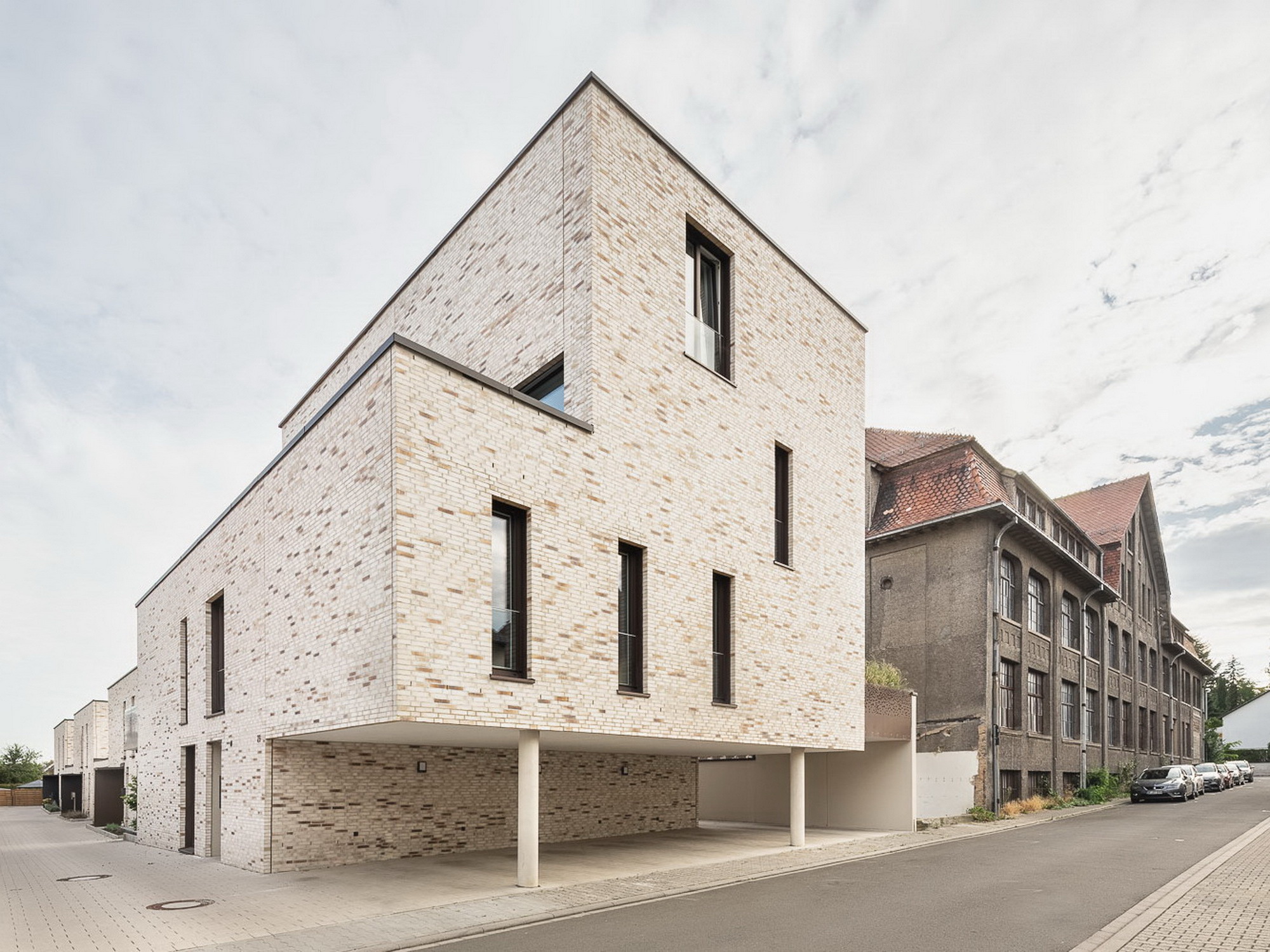 Gemeinsam mit dem Architekturbüro P4-Architekten aus Frankenthal hat die Bauherrengemeinschaft Gesangbuchfabrik Grünstadt ein bauliches Konzept mit insgesamt sechs Gebäuden entwickelt, in der der heterogen zusammengesetzten Bewohnerschaft gemeinschaftliches Wohnen im urbanen Raum mit genügend Privatsphäre ermöglicht wird. 