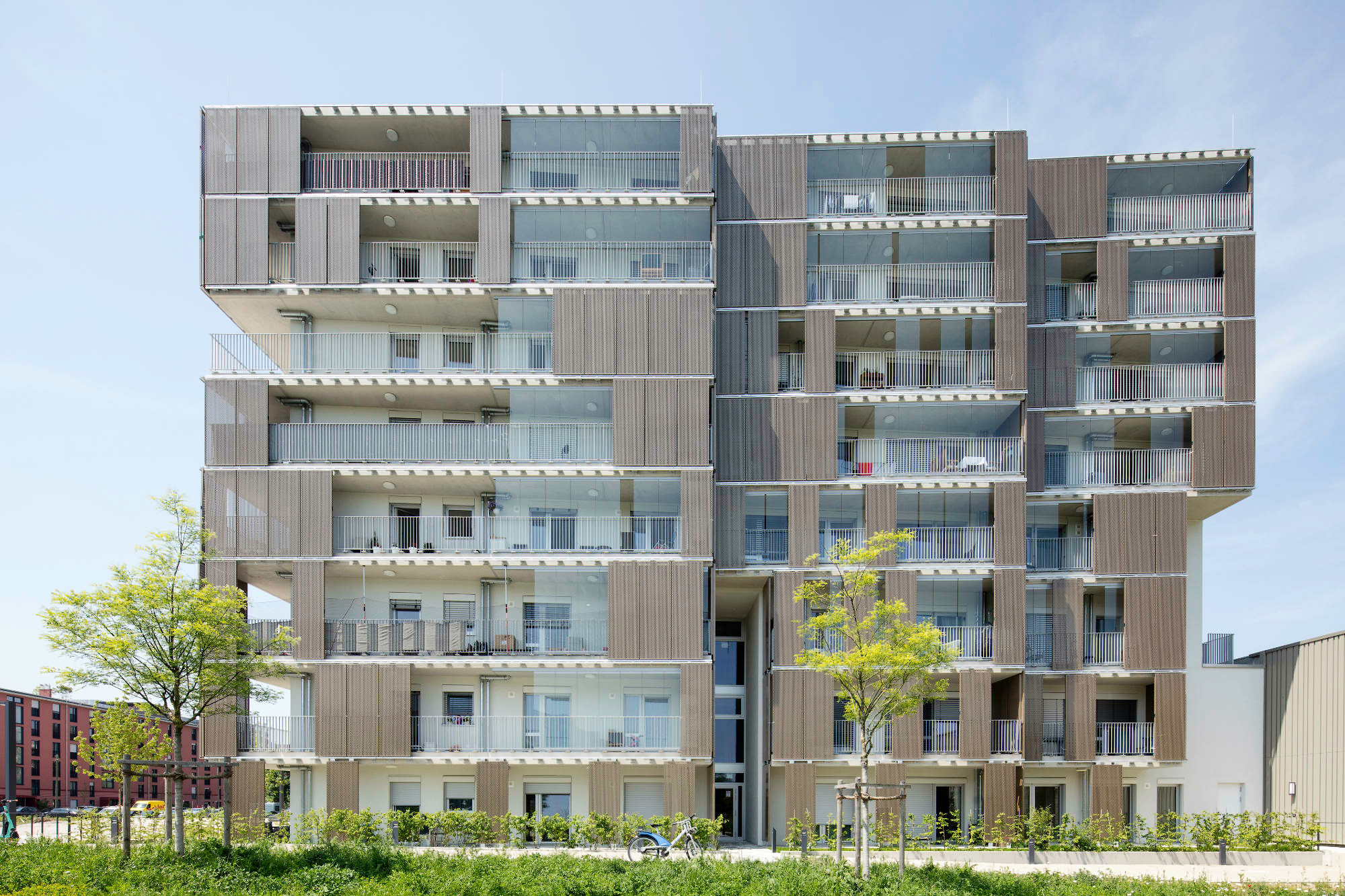 Mittels Balkonverglasungen ließen sich die Vorgaben an den erhöhten Schallschutz erfüllen, die beim Bau der SWM-Werkswohnungen in München-Moosach gefordert waren. Architektur: Superblock Ziviltechniker, Wien; Balkonverglasungen: Solarlux 