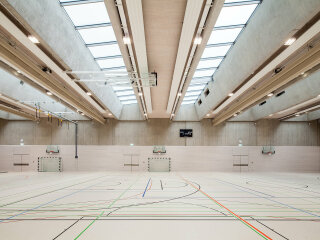 Licht kommt von oben in der Sporthalle des nach Plänen von Jonas Architectes Associés errichteten Gymnasiums Edward Steichen in Luxemburg.