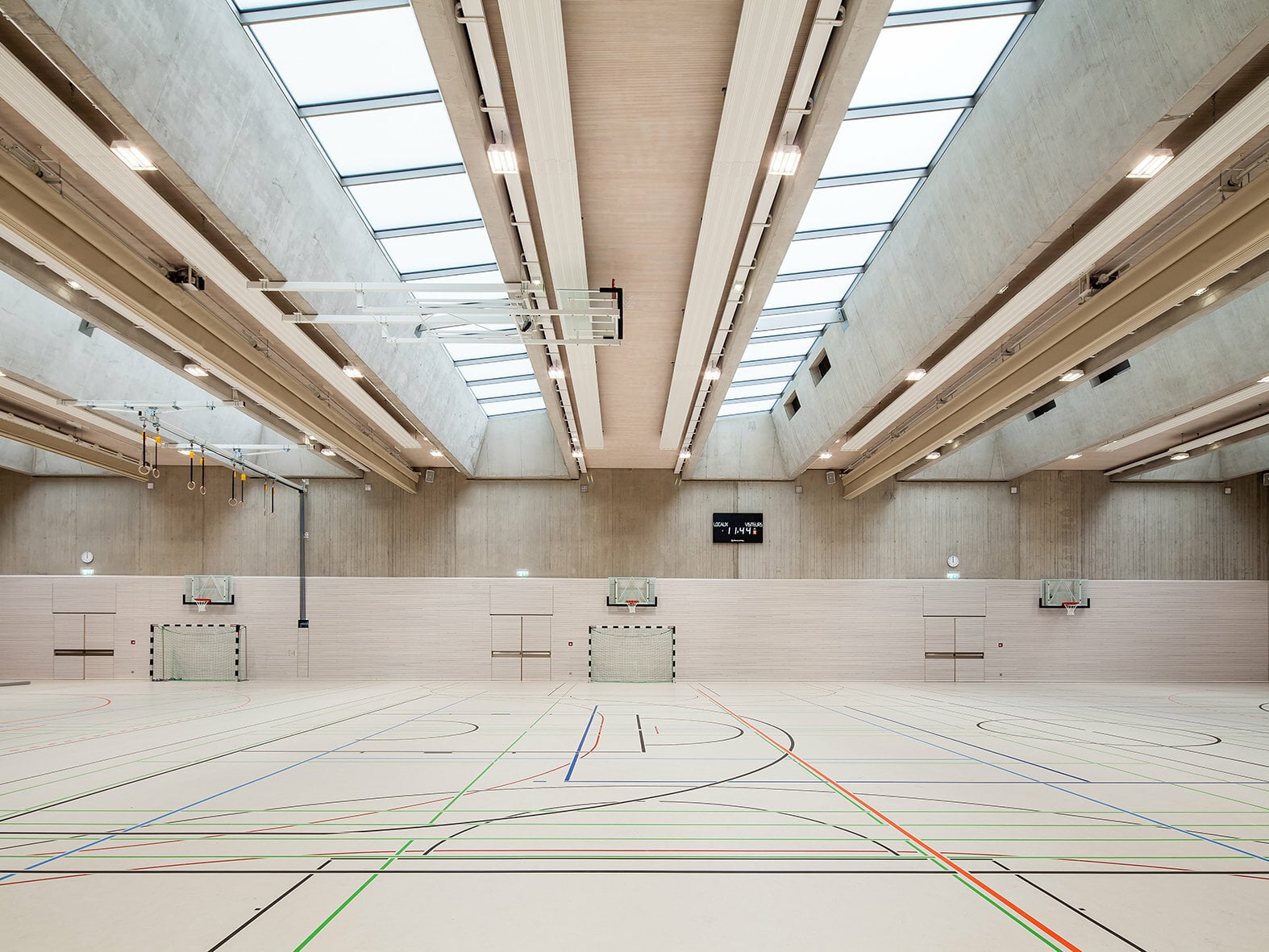 Licht kommt von oben in der Sporthalle des nach Plänen von Jonas Architectes Associés errichteten Gymnasiums Edward Steichen in Luxemburg.