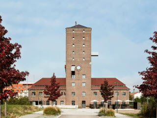 Vom Architekturbüro AAg Loebner Schäfer Weber behutsam saniert und umgebaut ist aus dem Tankturm unweit des Heidelberger Bahnhof in ein Zentrum für Kulturschaffende geworden.