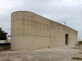 Sichtbar belassene Oberflächen und eine deutlich erkennbare Tragstruktur sind Kennzeichen von Gebäuden, die dem Brutalismus zugeordnet werden, hier die Chiesa di Maria Santissima Immacolata im italienischen Otranto (1996).