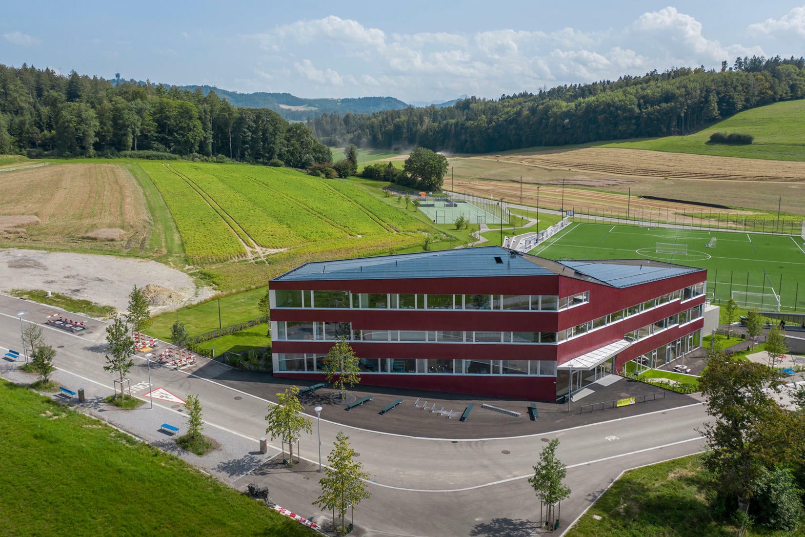 Das Dach der Schule folgt dem Geländeverlauf. Es ist vollflächig mit Solarpaneelen belegt; die Gesamt-Leistung beträgt 110kWp. 