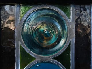 Butzenscheiben, auch als Flaschenböden, Nabelscheiben, Linsen oder Mondscheiben bezeichnet, sind kreisrunde Glasscheiben mit einem Durchmesser von etwa 5 bis 15 cm und einer Dicke von 2 bis etwa 5 mm. 