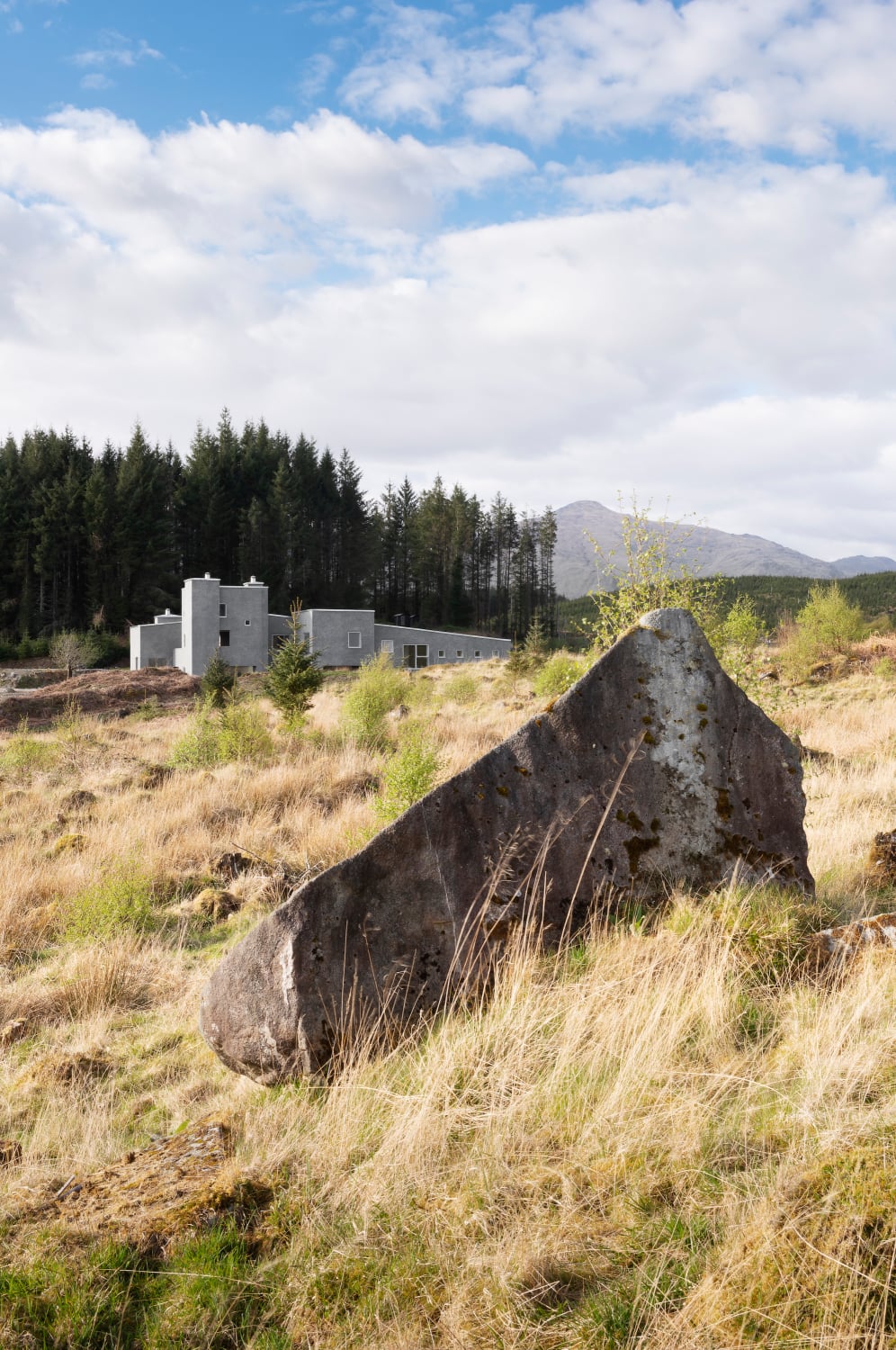 Der Rückzugsort wirkt fast wie einer der Felsen in der Landschaft. 