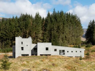 Mit dem Entwurf für ein Wohnhaus bezieht sich das Architekturbüros Denizen Works auf ein älteres Aquarell der südlich gelegenen Ruine von Kilchurn Castle.