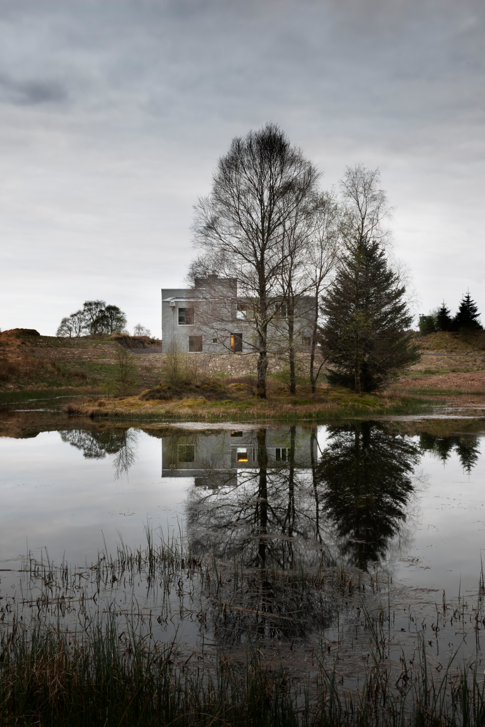 Wie ein Felsblock liegt das Bauwerk nun in der wildromantischen Landschaft am Loch Awe. 
