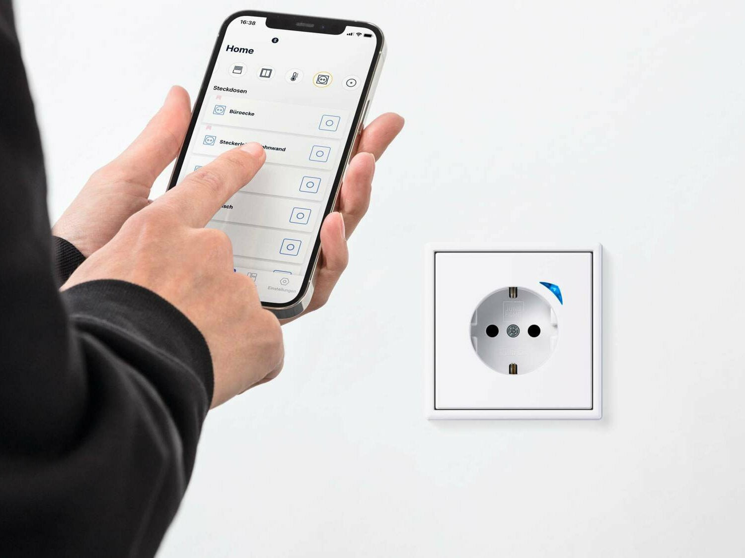 Mit dem System Jung Home lassen sich Gebäude mit konventioneller 230-Volt-Installation schrittweise mit Smart Home-Geräten aufrüsten. 