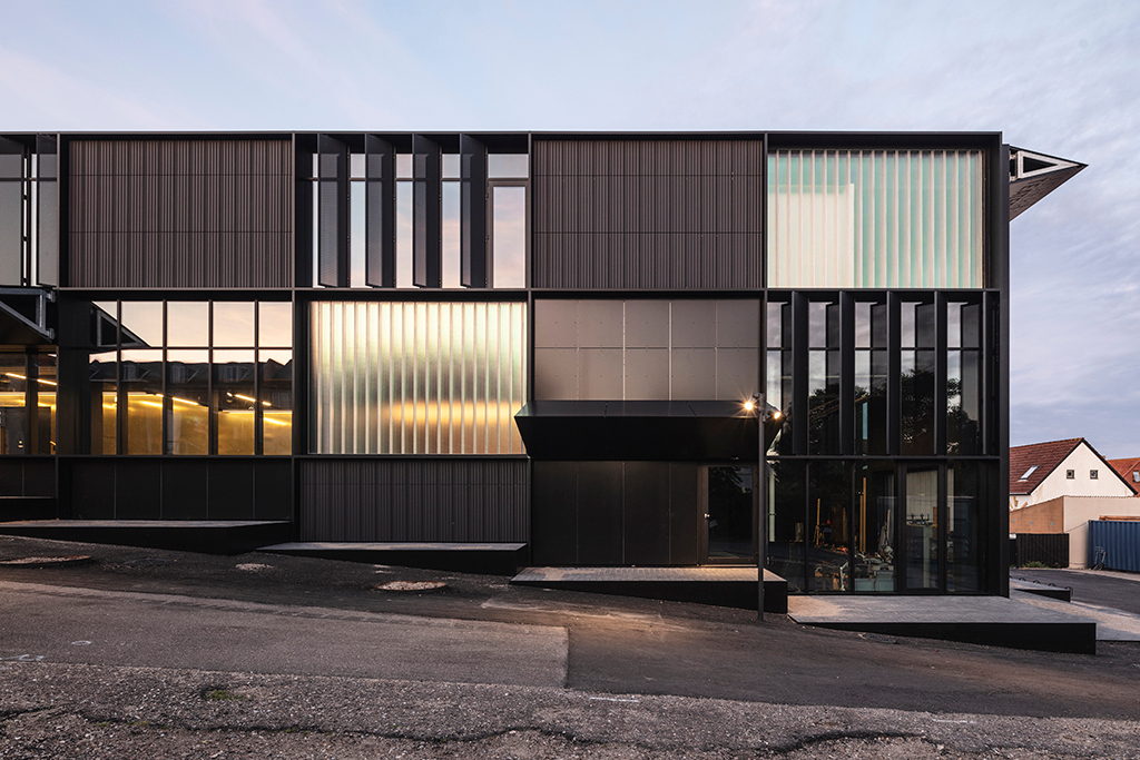 Ein nach Süden abfallender Pfad führt von der Fußgängerzone am neuen Erweiterungsbau nach Plänene von Christensen & Co Arkitekter und Primus Arkitekter entlang.