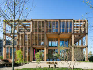 Der dreigeschossige Pavillon ist in Holzmodulbauweise mit hohem Vorfertigungsgrad erstellt.