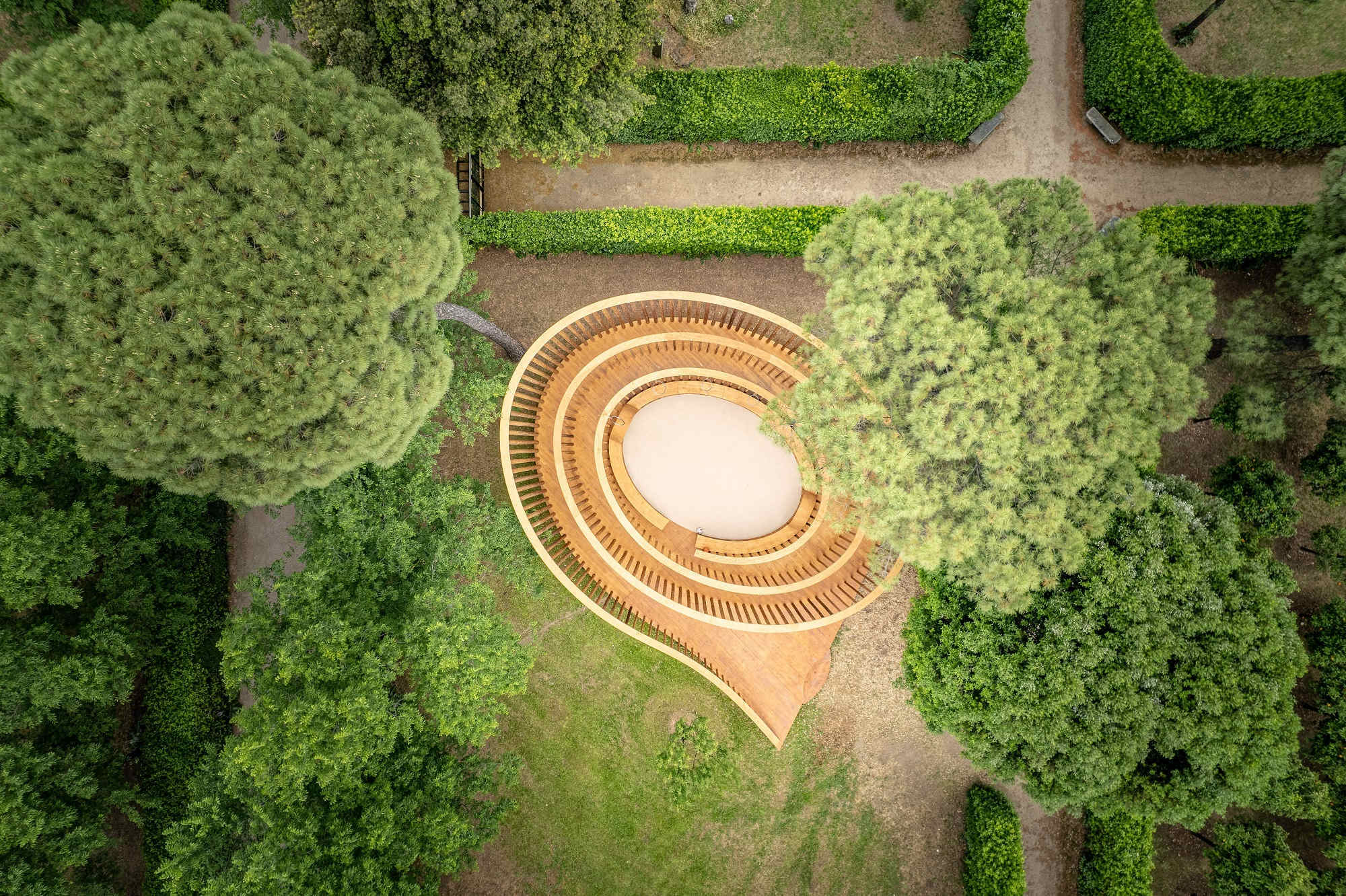 Die spiralförmige Struktur leitet die Besucherinnen und Besucher allmählich ins Zentrum.
