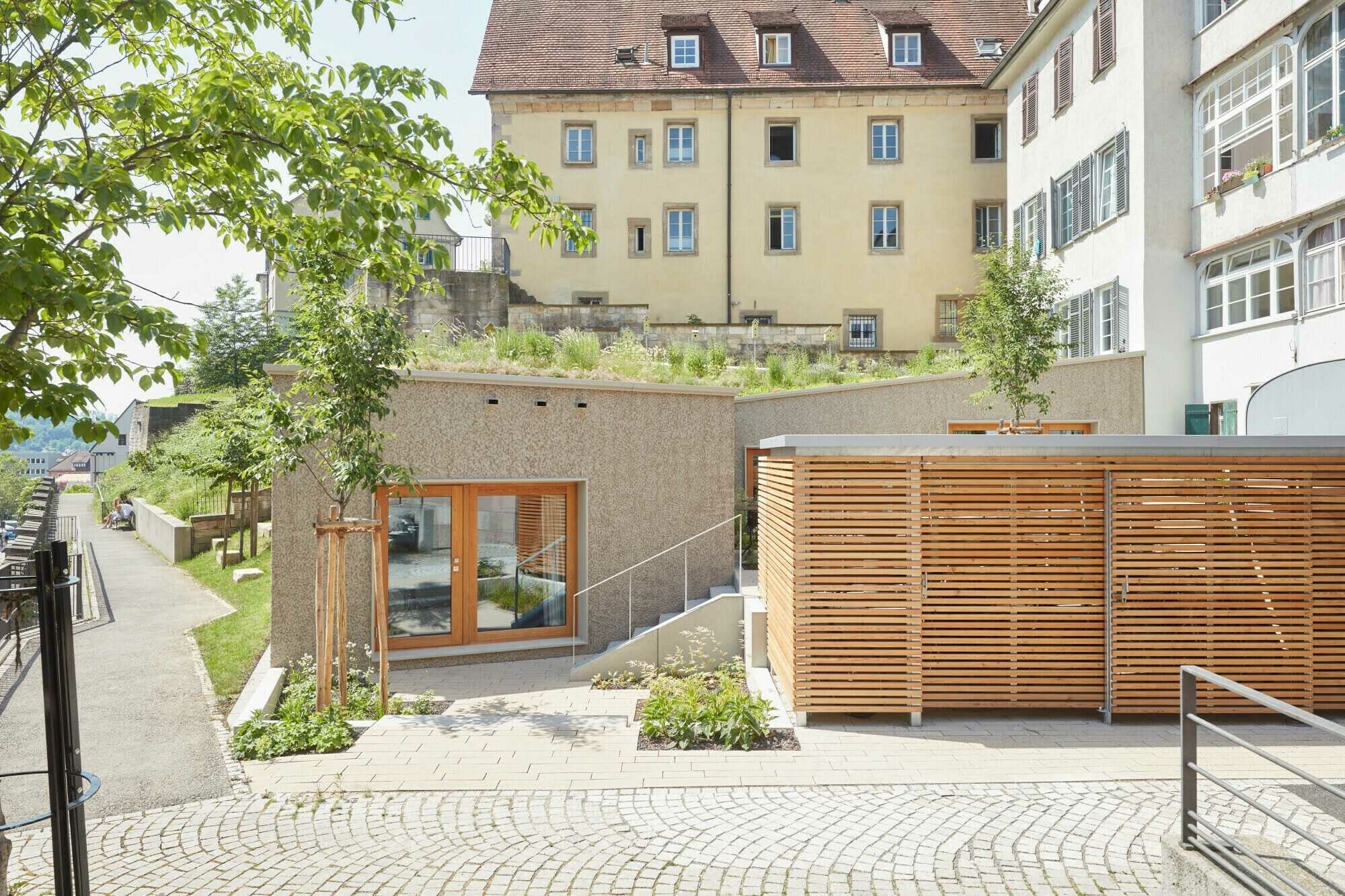 Im Neubau befinden sich eine Bibliothek, ein Konferenzbereich und eine offene Bürolandschaft.