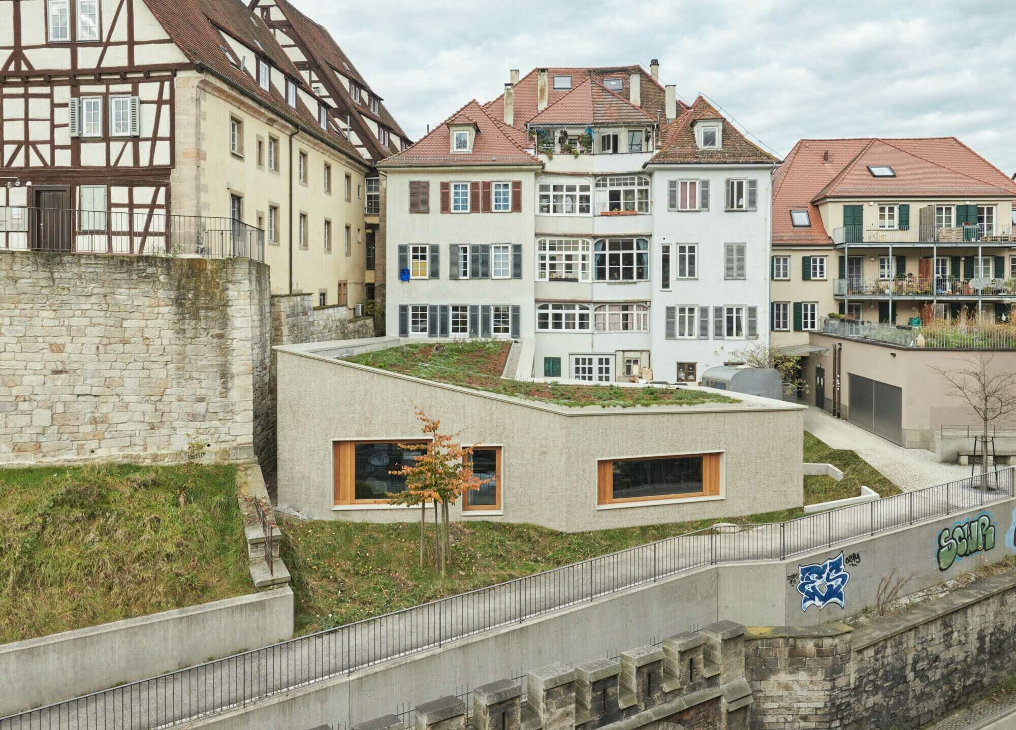 Durch einen östlich angrenzenden, eingeschossigen Erweiterungsbau in Kalksandsteinbauweise ist eine abwechslungsreiche, offene Bürolandschaft entstanden.