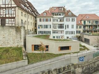 Oberhalb der einstigen Stadtmauer verlaufen die Schulbergterrassen, eine historische Grünanlage an einem steilen Hang. In diesem Kontext befindet sich das Büro Dannien Roller Architekten und Planer im Erdgeschoss eines spätklassizistischen Wohn- und Geschäftshauses.