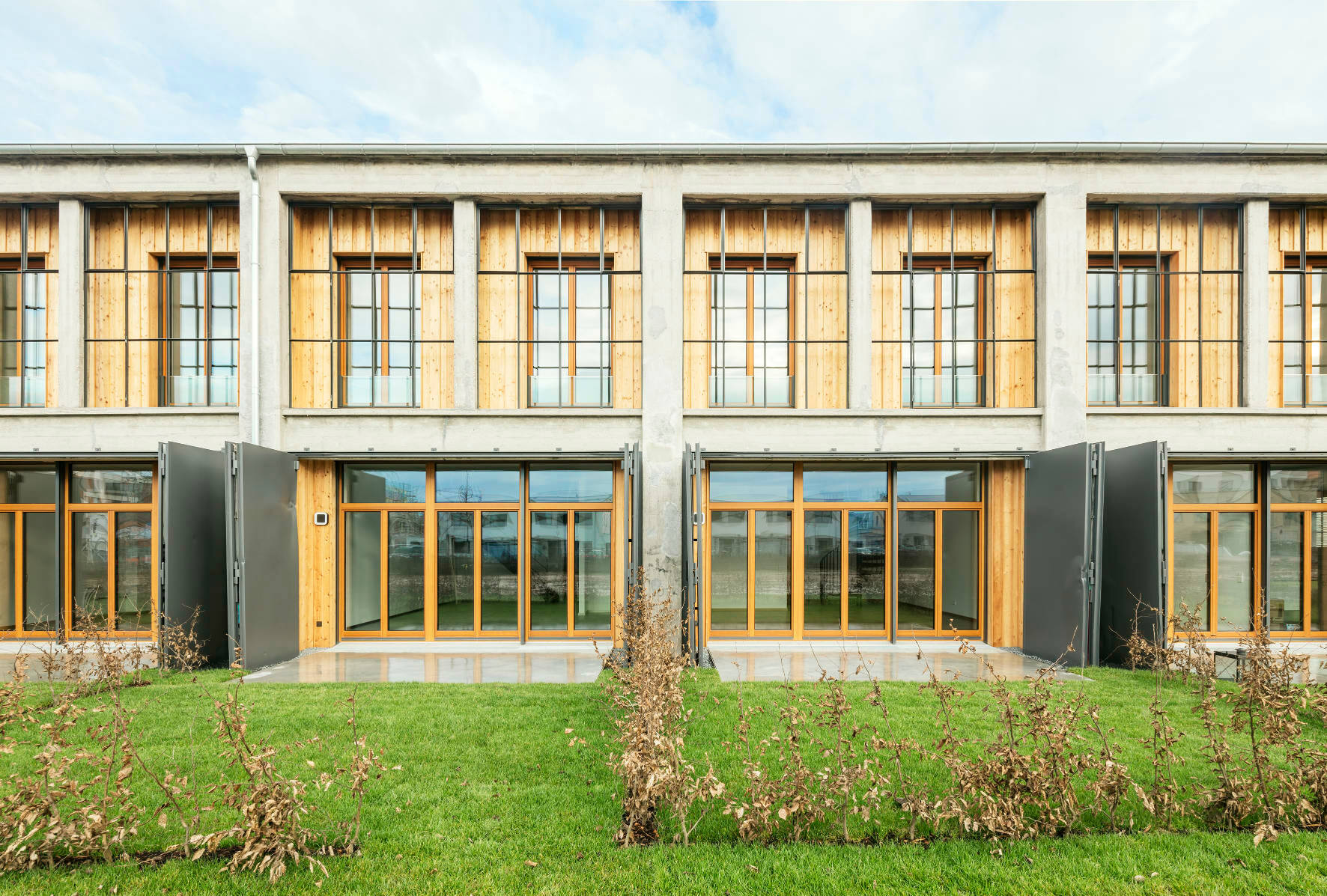 Die neue Struktur innerhalb der Halle wurde als Haus-im-Haus umgesetzt; dadurch musste die wertvolle Bestandsstruktur kaum angegriffen werden.