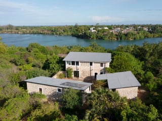 Das Domizil nach dem Entwurf des Londoner Architekturbüros Cottrell & Vermeulen befindet sich im Dorf Takaungu Creek nahe der kenianischen Stadt Kilifi an der Küste des Indischen Ozeans.