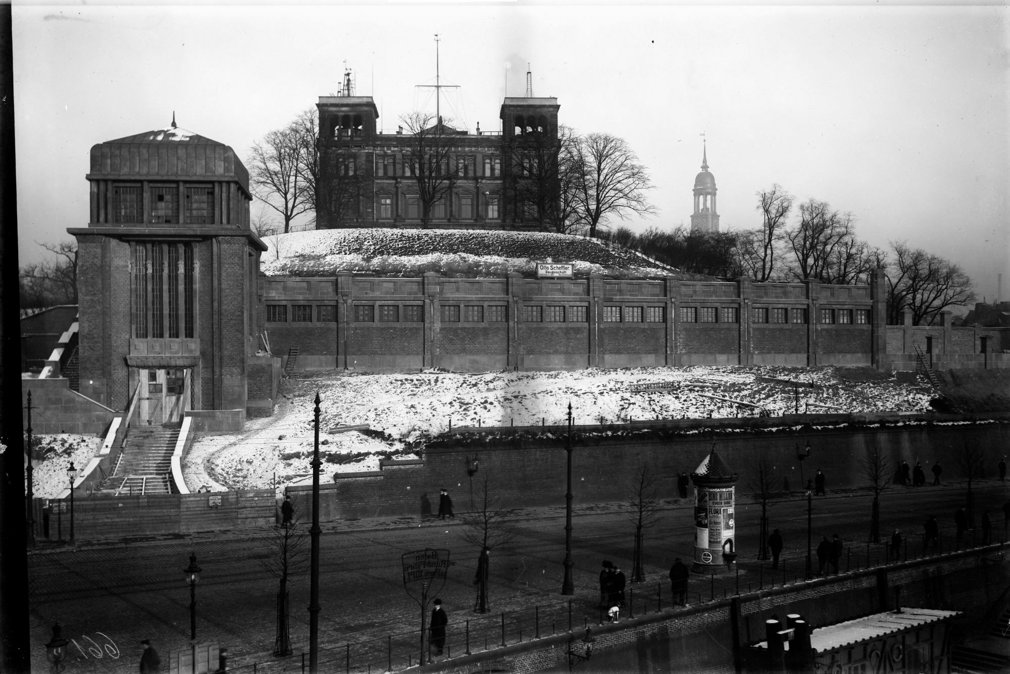 Wo heute die Fahrgäste über die Brücke eilend unter das Kupferdach schlüpfen, befand sich ursprünglich der von Johann Emil Staudt entworfene Turm.