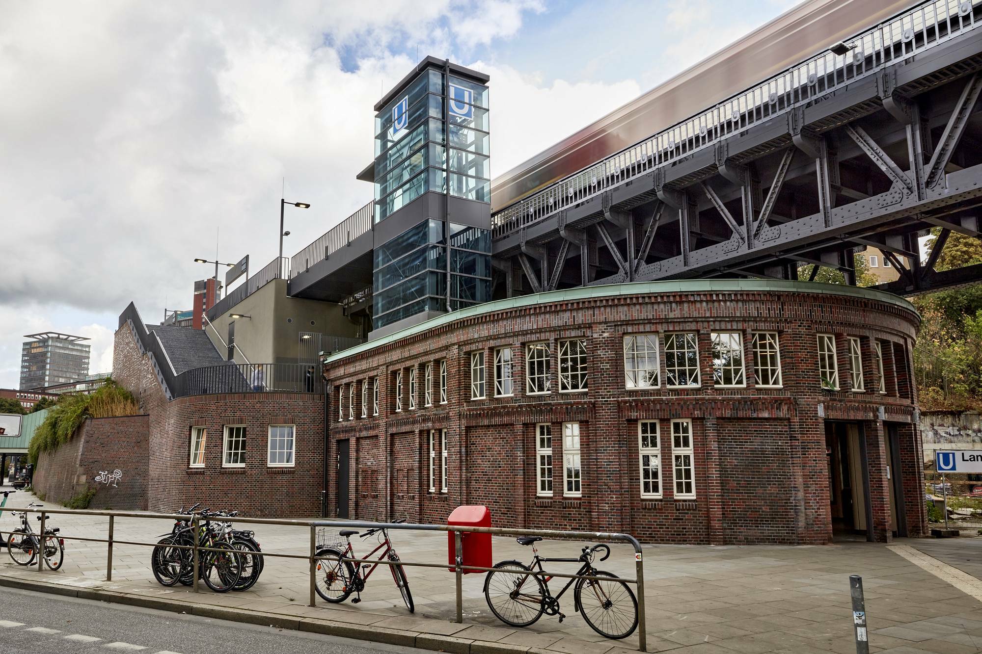 1923 wurde die Station durch Walter Puritz um eine zweite Schalterhalle am östlichen Ende erweitert. Die heutige Schalterhalle B wurde bis 2020 ebenfalls saniert.