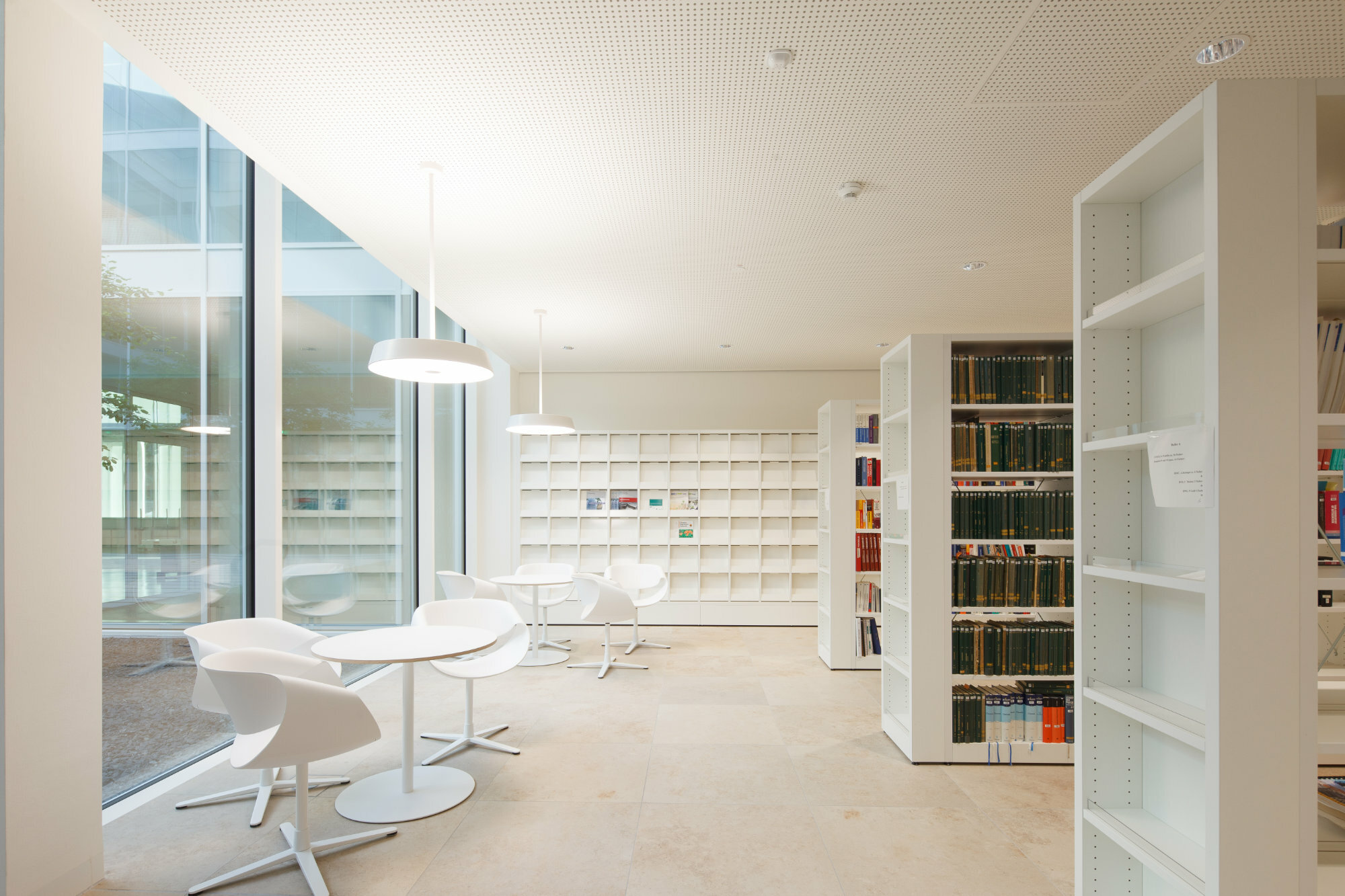 Der Neubau beherbergt neben Büroflächen auch Technik- und Laborbereiche für Forschung und Entwicklung.