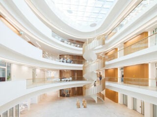 Für den Technologiekonzern Heraeus haben Planquadrat Architekten ein neues Gebäude entworfen.
