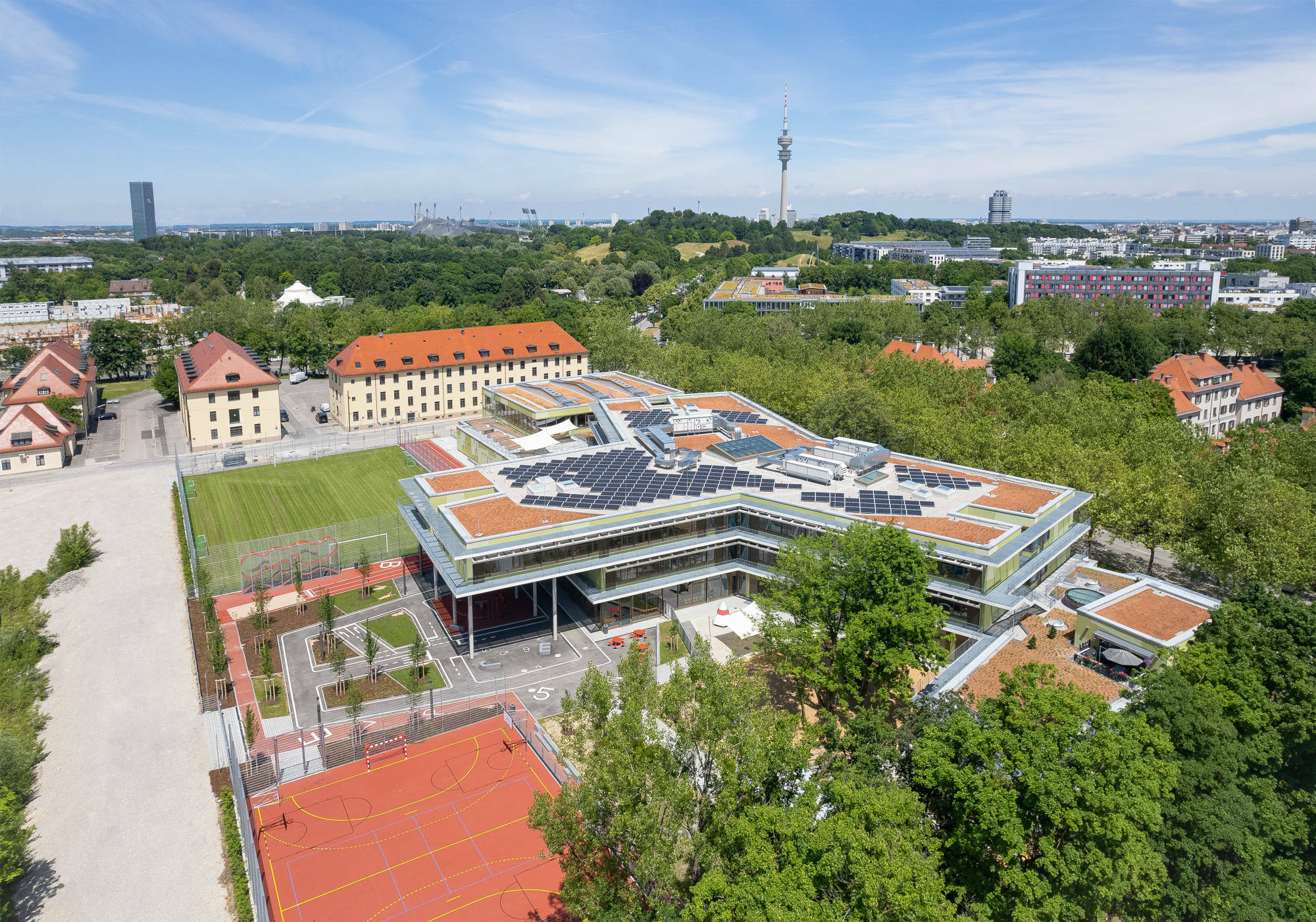 Die Schule ist von Gebäuden der ehemaligen Luitpoldkaserne umstellt und liegt unweit des Olympiaparks.