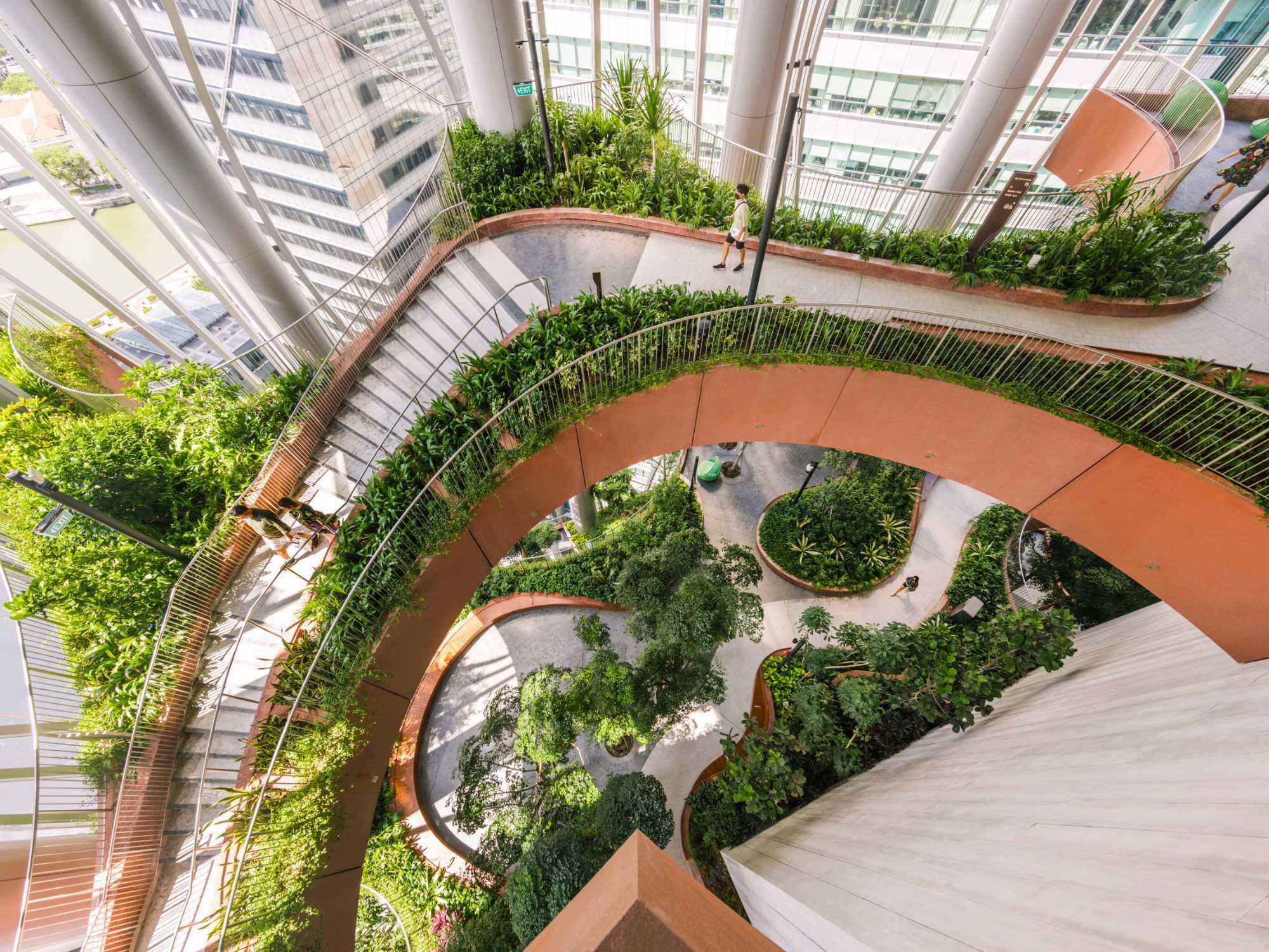 Im Bankenviertel Singapurs wurde ein neues Hochhaus nach den Plänen der Büros Bjarke Ingels Group und Carlo Ratti Associati errichtet.