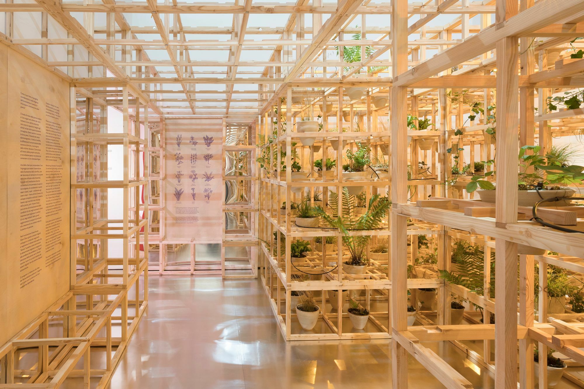 Modulare Holz-Steck-Module bilden die Grundlage der raumgreifenden Installation.