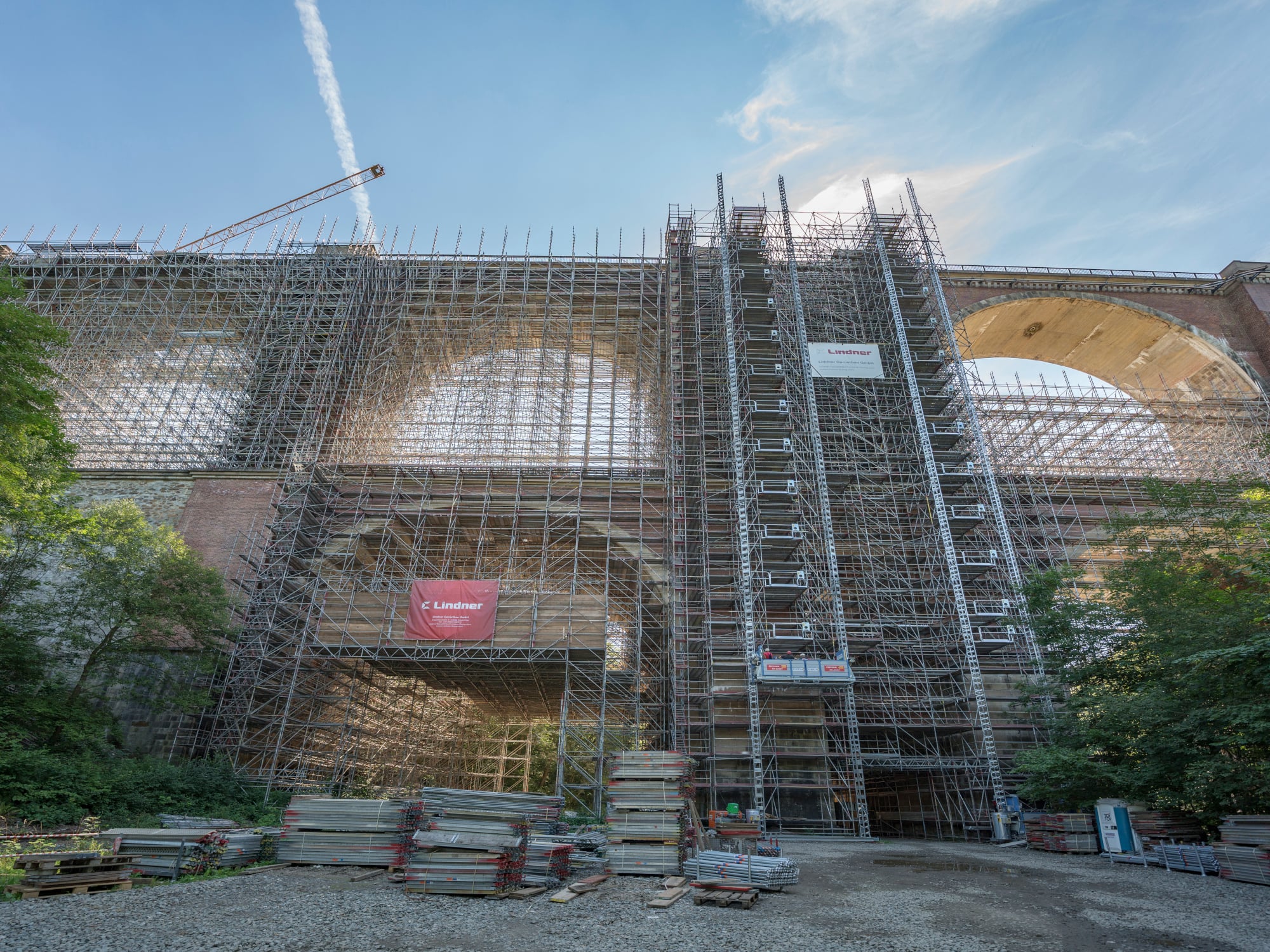 Die zweistöckige Rundbogenbrücke ist nicht nur ein historisch wertvolles Bauwerk, sondern nach wie vor ein wichtiger Teil der Bahninfrastruktur.