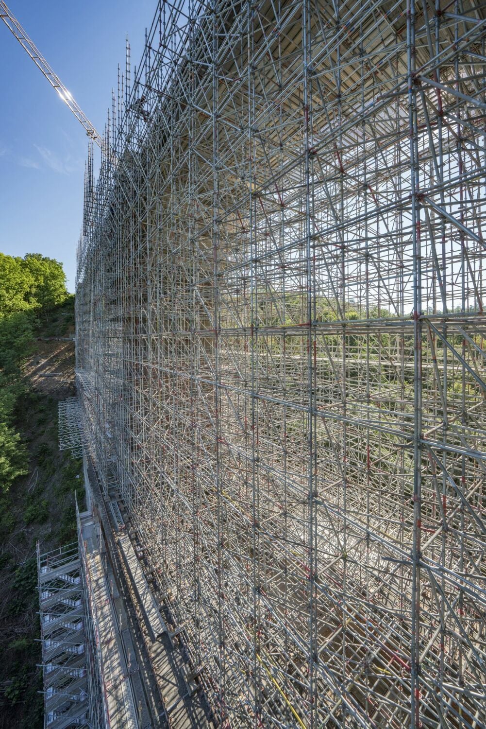 Insgesamt kamen mehr als 2.100 Tonnen Gerüstmaterial des Herstellers Scafom-rux als Stand- und Hängegerüst zum Einsatz.