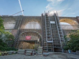 Die zweistöckige Rundbogenbrücke ist nicht nur ein historisch wertvolles Bauwerk, sondern nach wie vor ein wichtiger Teil der Bahninfrastruktur.