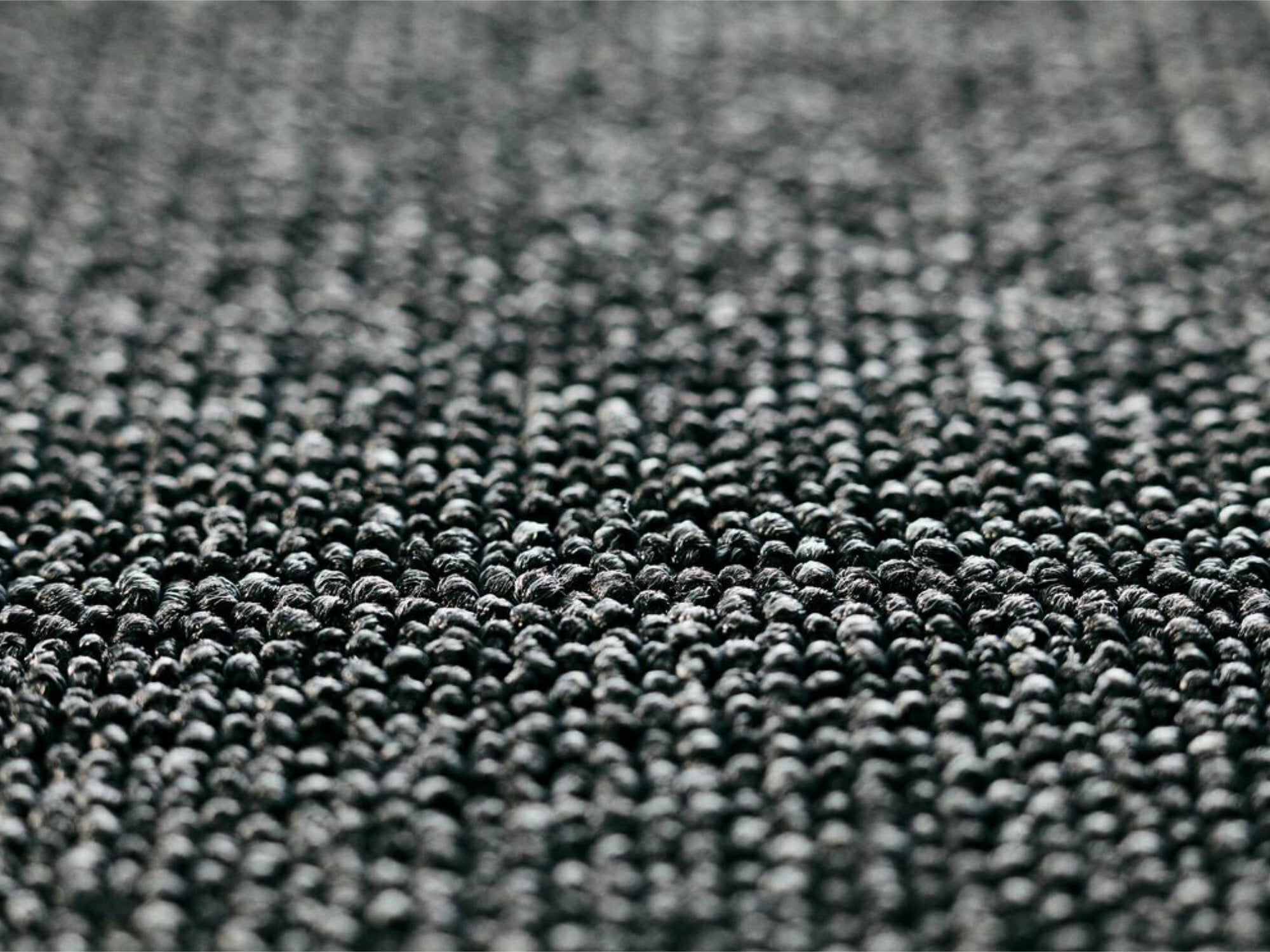NEOO ist der erste vollständig recycelbare Teppichboden und wurde von Object Carpet in Zusammenarbeit mit Niaga entwickelt.