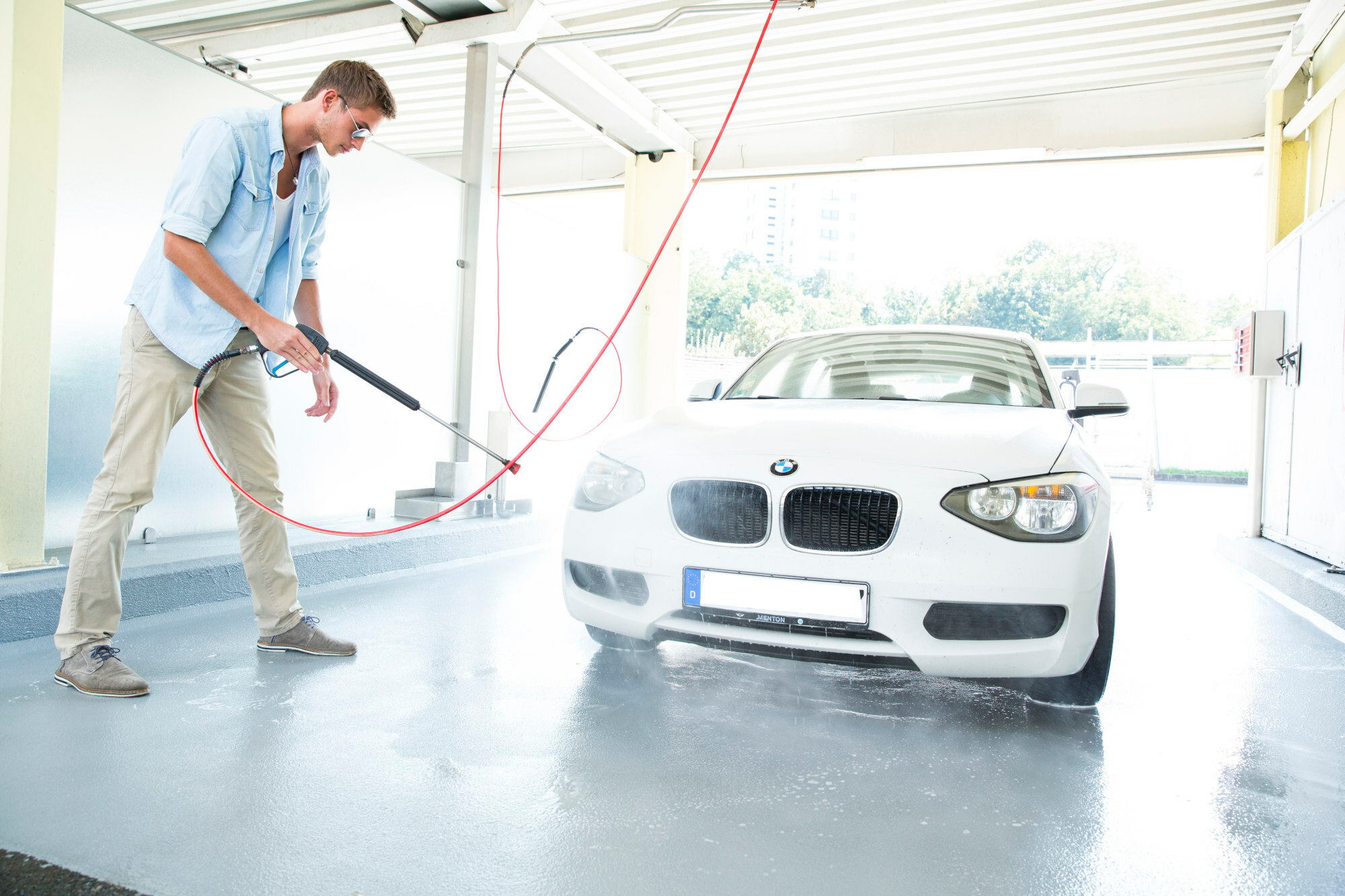 Der Boden ist demnach starken Belastungen ausgesetzt – durch Autos, Flüssigkeiten und alle Arten von Schuhwerk.