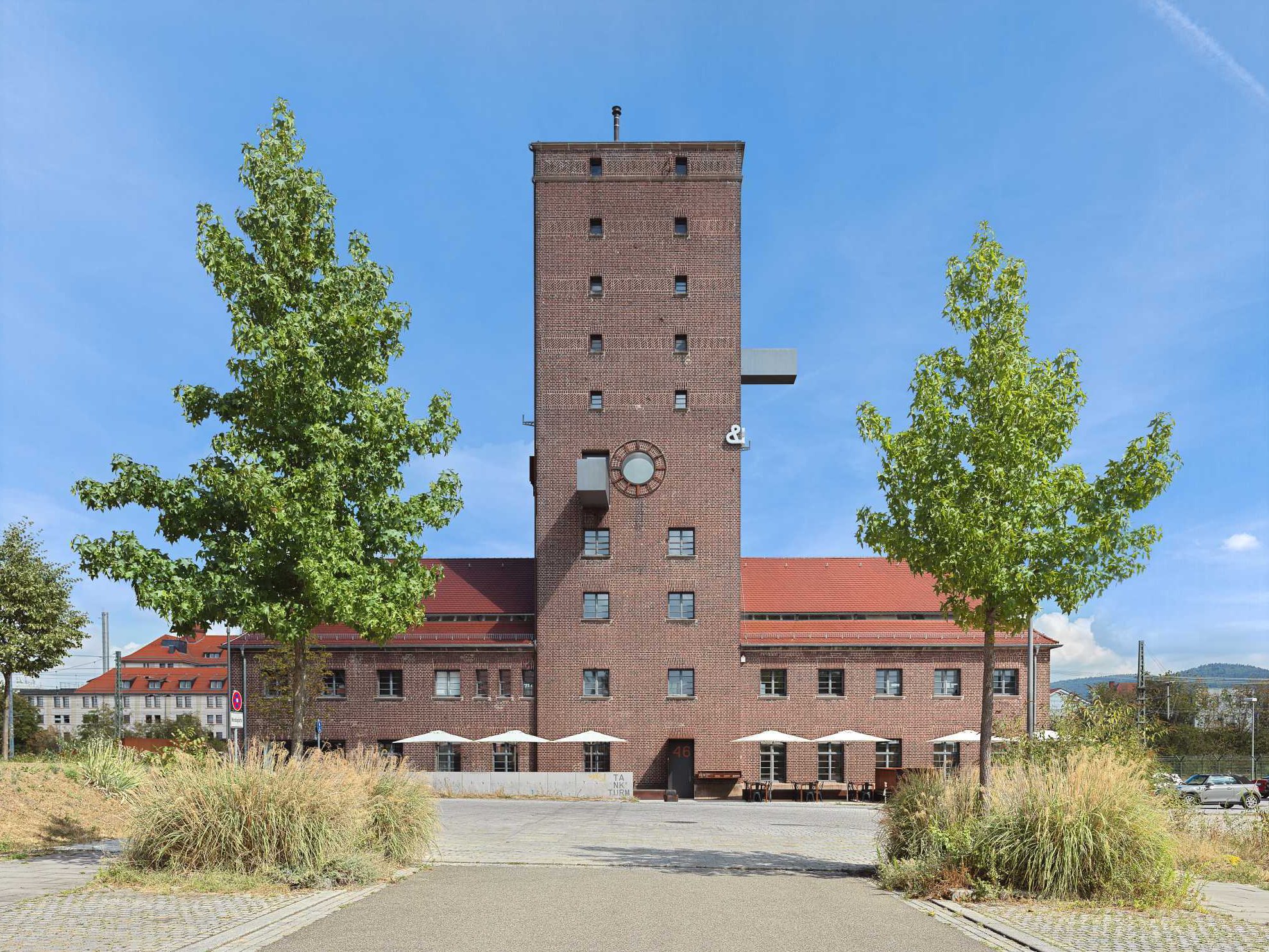 In seiner äußeren Gestalt erscheint der Ziegelbau von 1928 nahezu unangetastet. 