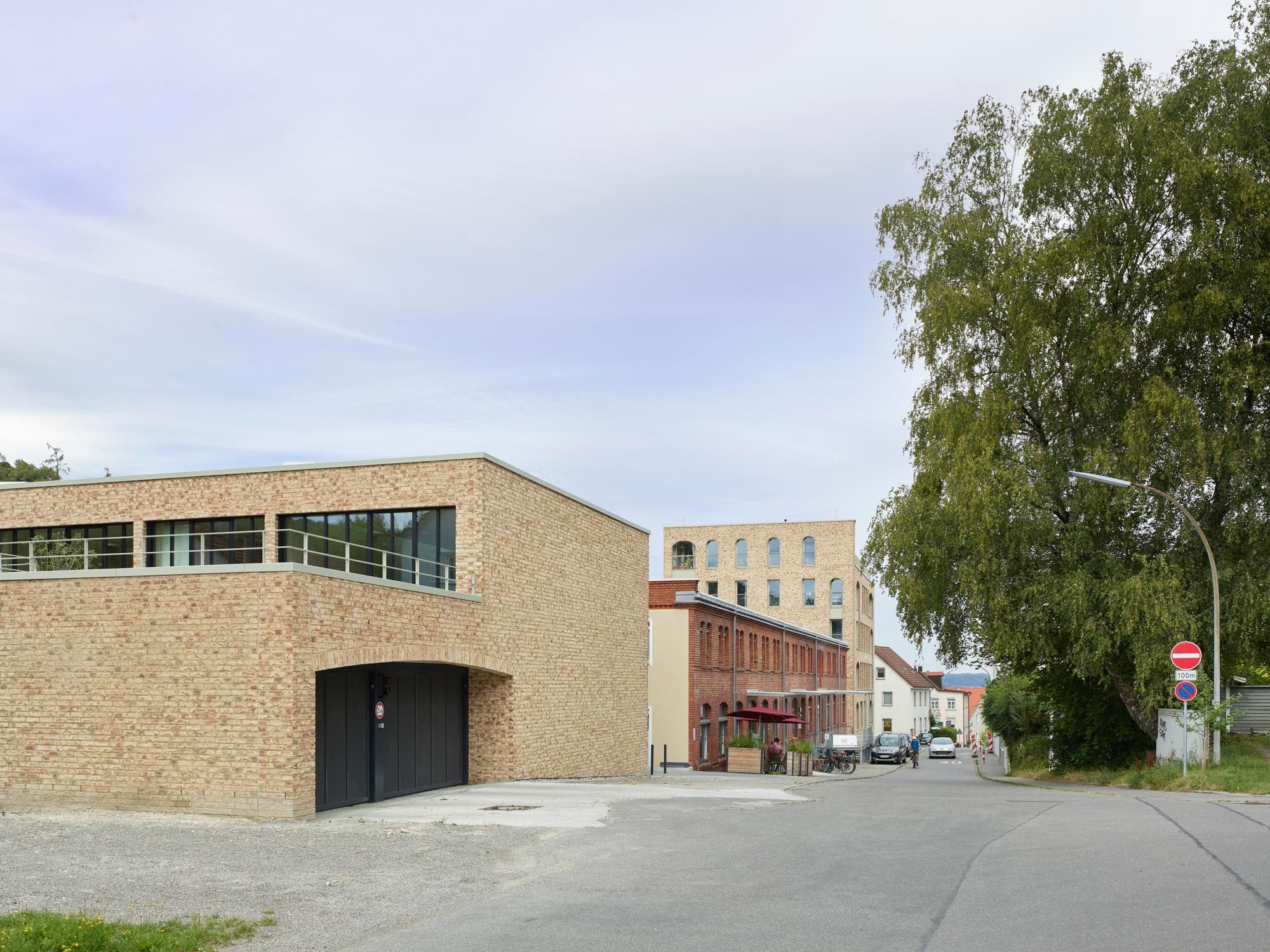 Blick von Süden: Auch das lange rote Ziegelsteingebäude an der Holbeinstraße blieb stehen. Hier betreibt die Bruderhaus Diakonie heute eine inklusive Werkstatt.