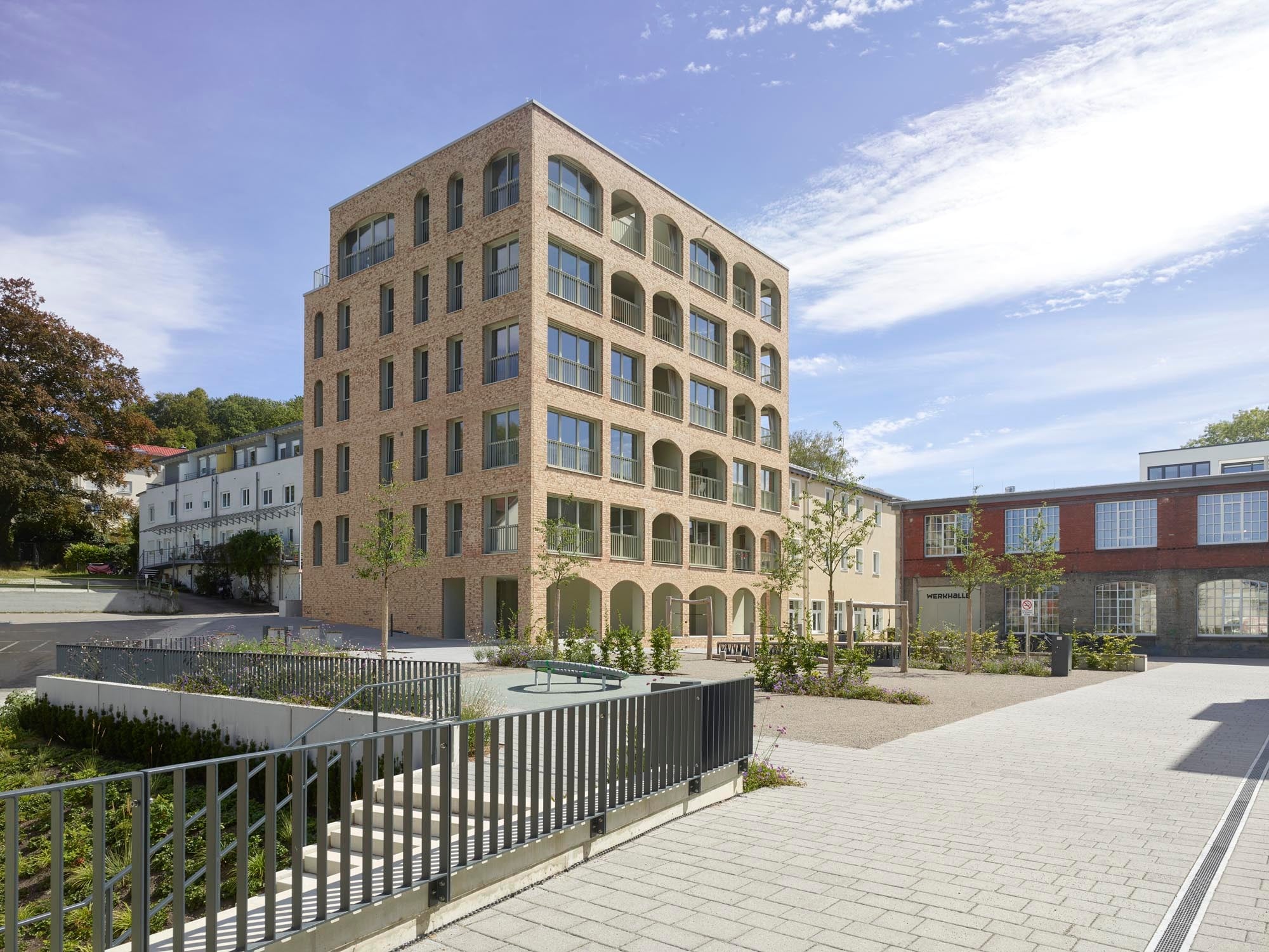 Zwischen dem Bezner-Turm (links) und der Werkhalle (rechts) spannt sich der neue Quartiersplatz auf.