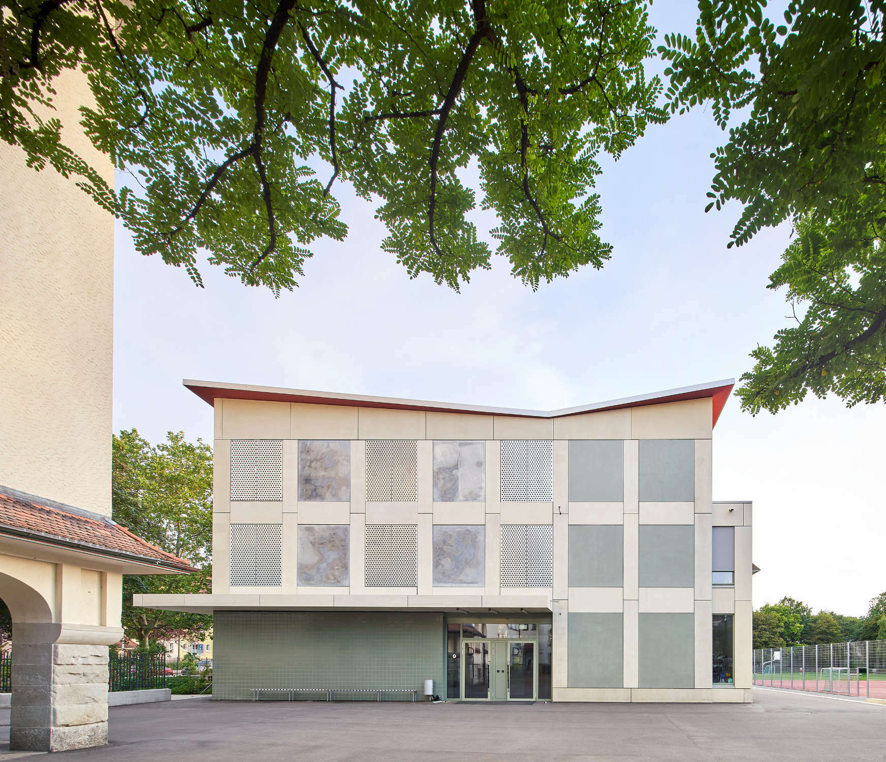 Der Neubau beherbergt die Schülerinnen und Schüler an den Nachmittagen. Hier können sie etwas essen und ihre Hausaufgaben erledigen.