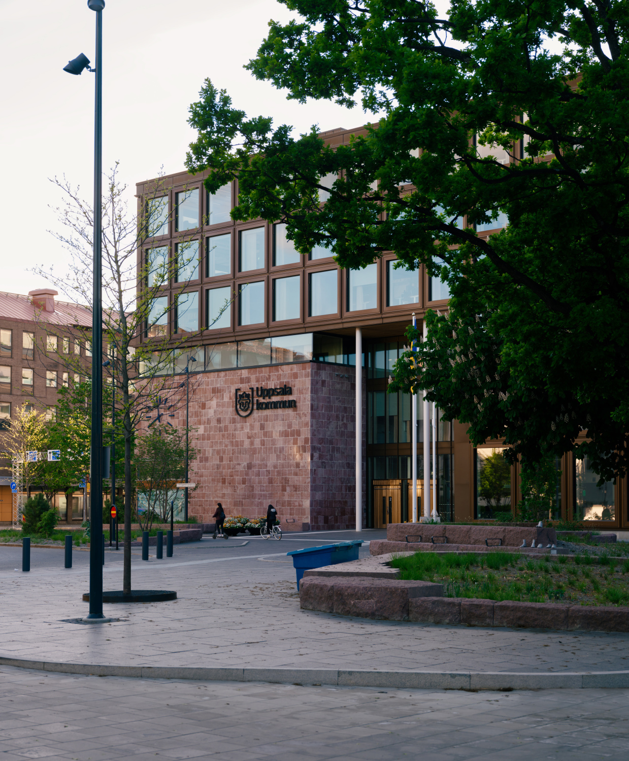 Während der Gebäudebestand eine Natursteinfassade aufweist, ist die neue Gebäudestruktur mit einer großflächig verglasten Elementfassade abgeschlossen. 