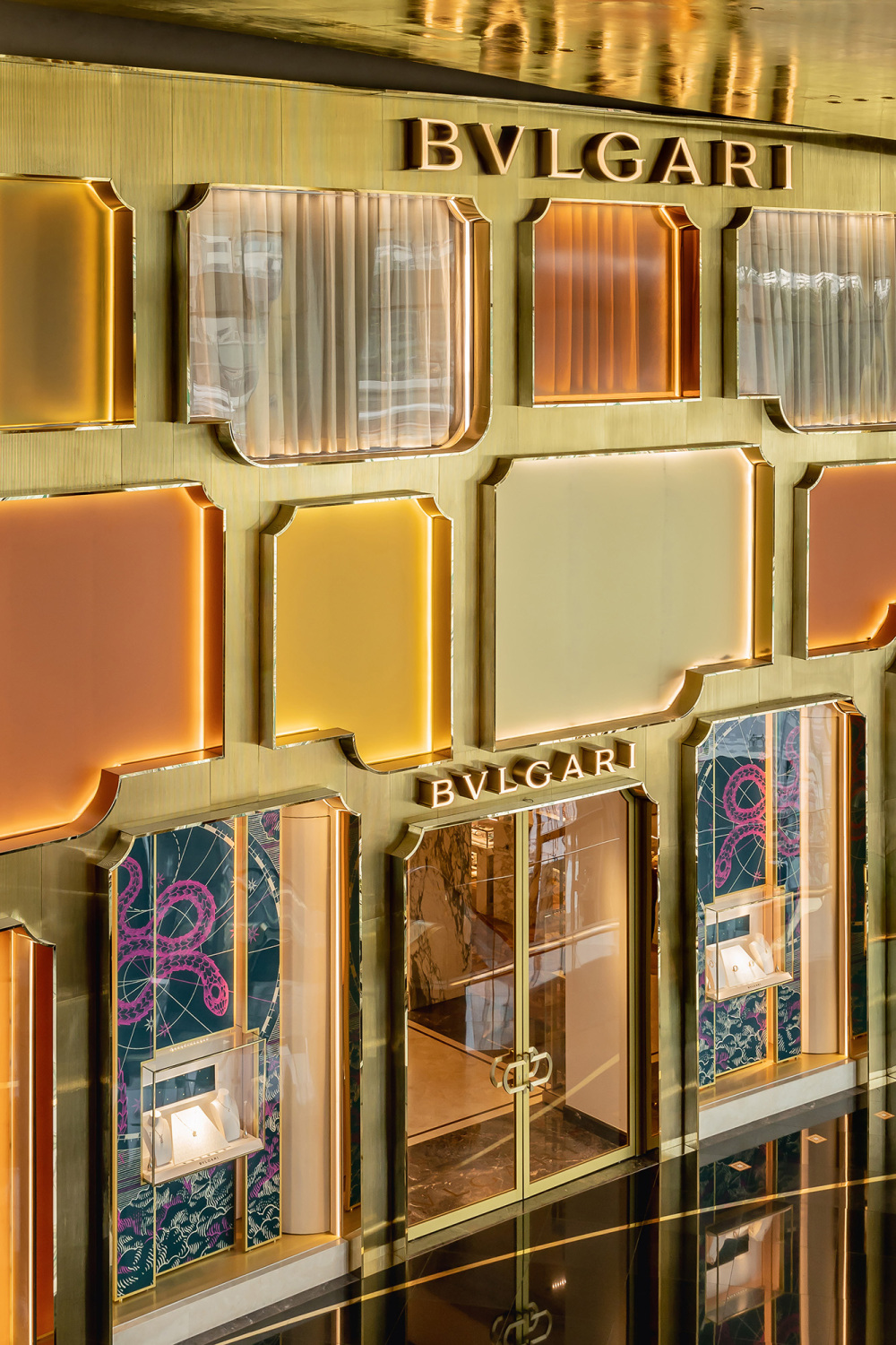 Die Fassade besteht aus 22 Feldern auf einer Fläche von 234 Quadratmetern. Jedes Feld - unabhängig ob zweiflügelige Eingangstür, Schaufenster oder Blindfenster - wird von einer Laibung aus Messing mit integrierter Lichtfuge gerahmt. 